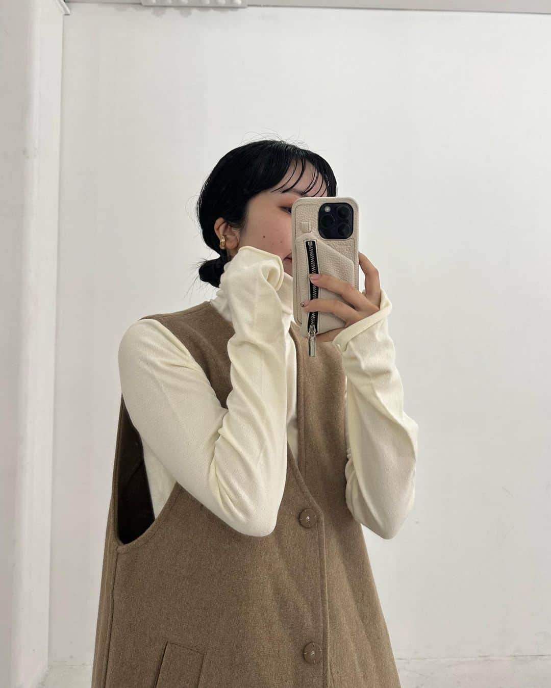 kannnaのインスタグラム：「載せれてなかったコーデ🥐🥐 生地かわゆいんだあーーー！  去年修正してたりと販売間に合わず 今年は販売できたアイテム。 3wayなのが嬉♡ ショートのベストのみワンピース合わせたりするコーデも推しDESU♡」