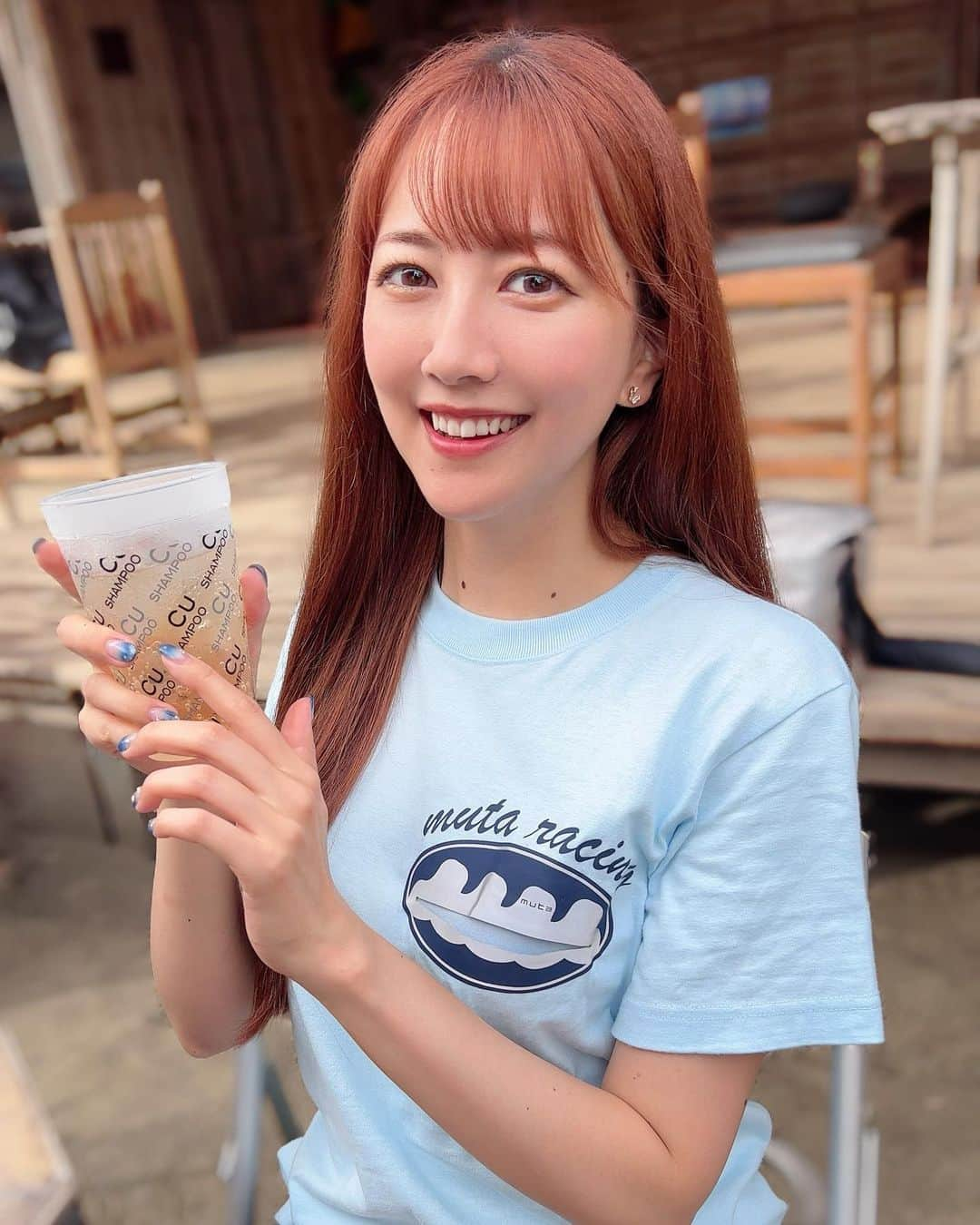 瀬谷ひかるのインスタグラム：「🌊🌊  撮影会で立ち寄った海の家🏖️ Tシャツとスイムホットパンツは どちらもmuta racing仕様です🩵 ポケットの切り込みが可愛い〜！  . @mutaracing_wear  @muta_racing  @muta__official  . . #pr #muta #mutaracing #mutamarine #mutamarinegolf #mutaracingfairies #fashion #ootd  #racequeen #model #selfie #portrait #japanesegirl #レースクイーン #モデル #ロングヘア #패션 #오오티디 #셀카 #海の家 #江ノ島 #材木座」