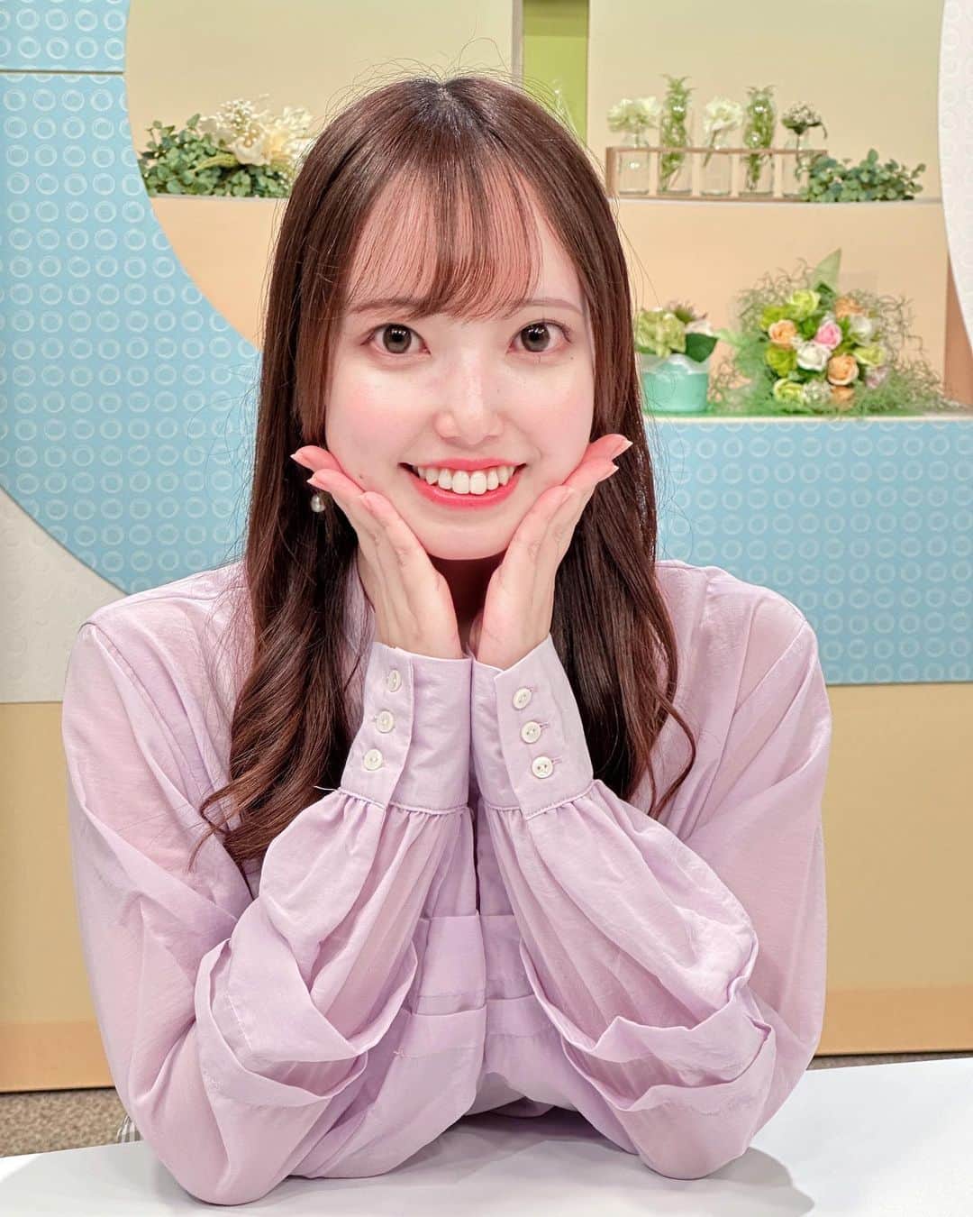 石井奏美のインスタグラム：「今日のシアワセ気分の衣装です👗 シアーなラベンダーブラウス💜🤍  袖のタックが可愛くて見せたかったのに 総合的には見えにくくて反省🙇‍♀️  今日も1日お疲れ様でした💐🧸  #岡山#香川#アナウンサー#衣装 #okayama#kagawa#ootd」