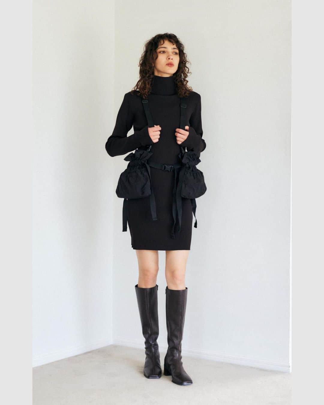 のインスタグラム：「【M_】PICK UP ITEM  < KNIT MINI DRESS > SIZE : 1,2 COLOR : BLU / CAM / BLK 品番 : 010GA370-5230  ___________________________  2023 Autumn Collection  厳しい暑さを乗り越えて、やっと涼しさを感じる頃。 これから迎える肌寒い季節。 心地よく、温もりを感じて過ごせるように。  カラーパレットは野暮ったくなりがちな秋冬に差し色となる 凛としたブルーやグレー、洒落感のあるブラウンのグラデーション。  目線が下にいくようなローライズ、ゆったり気張らないで着られるシルエット。 一つずつは飽きのこないシンプルなデザインですが、 今着たい丈感、サイズ感に仕上げた、シルエットで魅せるラインナップ。  女性の周期的な身体の変化や、その日の気分に合わせて、 着る人の心地よさのためのサイズ調整ができる仕様や 着こなしに変化をつける2WAY仕様などを随所に。  季節の始まり。 おしゃれしたい心、心地よく過ごしたい身体に寄り添うコレクションです。  この機会にM_でのお買い物をぜひお楽しみください。  ___________________________  9月8日(金) New Arrival MOUSSY全店舗 / オンラインストアにて発売開始。  #M_MOUSSY #MOUSSY #SustainableFashion #EthicalFashion #organiccotton #エシカルファッション #エシカルライフ」