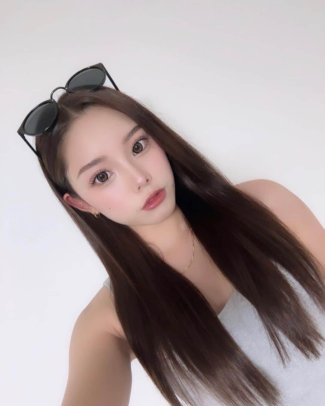 原田美優のインスタグラム：「. アイロン届いてから ストレートヘアしかしてない👀🌀 早く髪の毛伸びて欲しいなぁ〜〜💁🏻‍♀️(笑)  . 最近お気に入りのサングラス‪‪❤︎‬ クーポンコード : myu500 500円引きで購入できるみたい🕶️   @ozil_01910_official 🏷𓈒 #ozil #01910sunglasses  #サングラス #sunglasses」