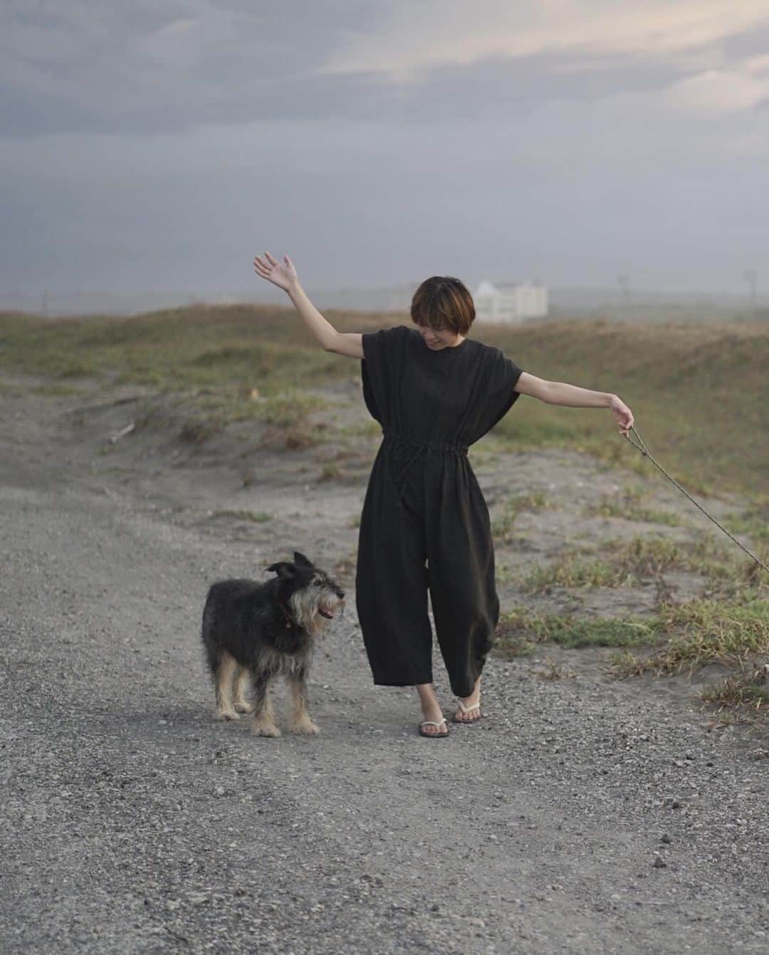 甲斐麻美さんのインスタグラム写真 - (甲斐麻美Instagram)「🙆🏻‍♀️🙆🏻‍♀️🙆🏻‍♀️  口の周りに 砂が付いていようが お構いなし  楽しかったんだな〜  って、伝わる表情に わたしもニンマリ小躍りです  #20230909 #kaicoの好日 #いぬとわたし #犬とわたし #元保護犬 #保護犬を家族に」9月9日 19時22分 - kaico_asami