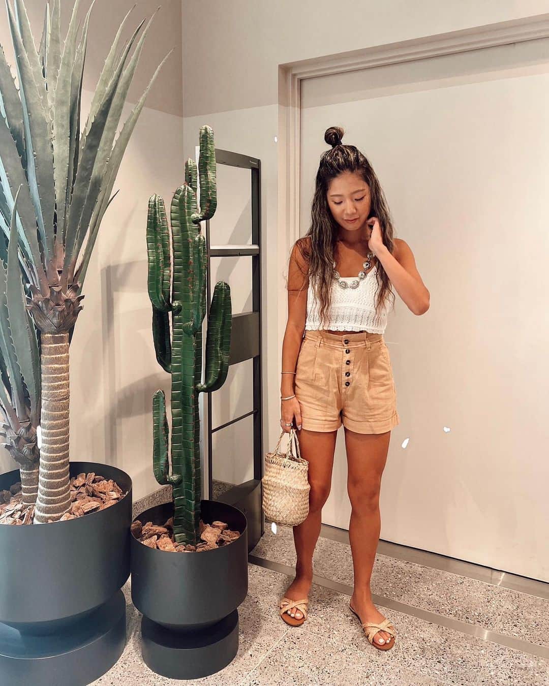 KONDOUMIYUのインスタグラム：「⁡ ⁡ ⁡ まだまだ暑いからショーパン一択 🙌🏾 ⁡ IKEAのかごバッグがお気に入りで ミニサイズも買ってみたら可愛かった 🧺🤎 ⁡ ⁡ ⁡」