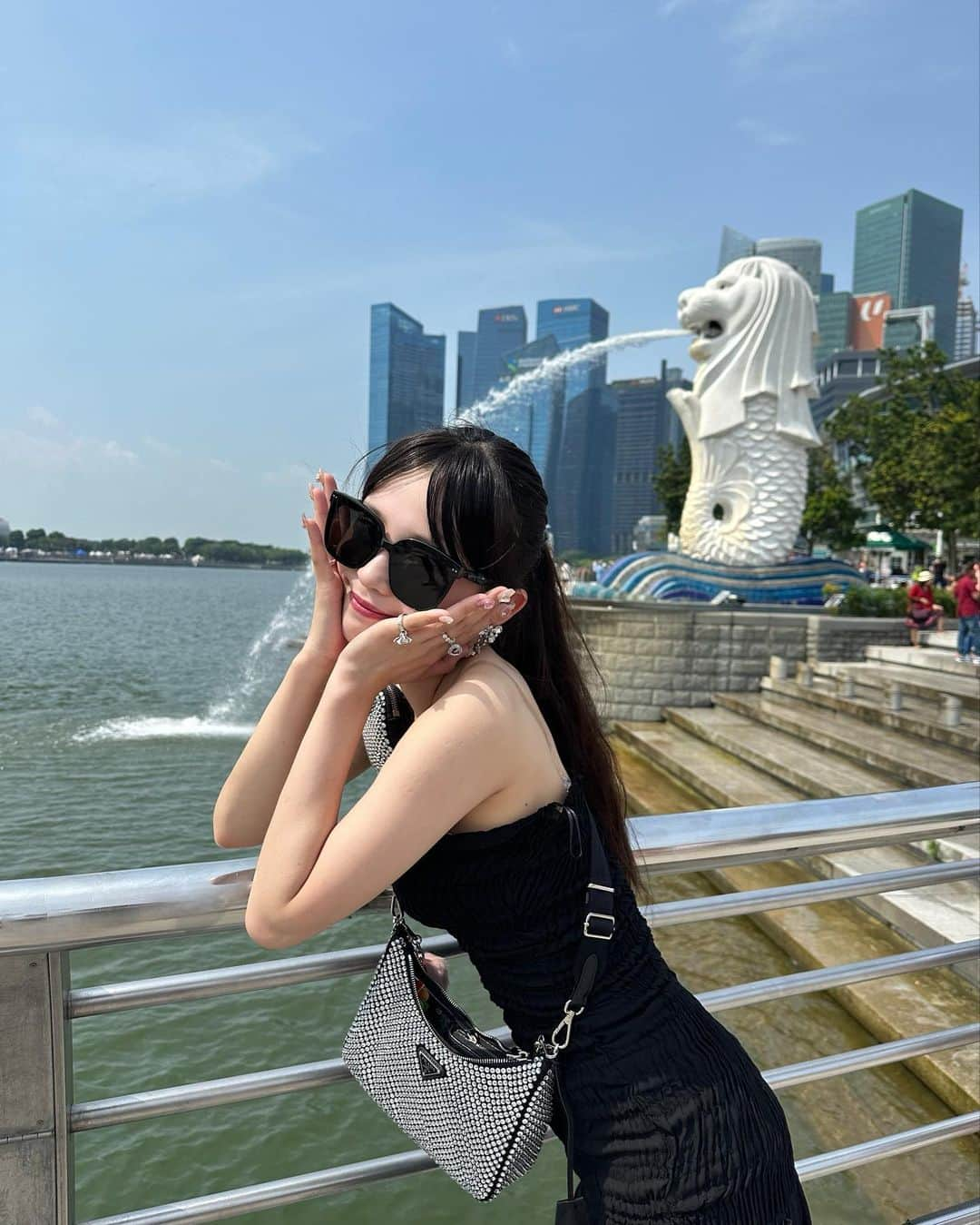 村川緋杏さんのインスタグラム写真 - (村川緋杏Instagram)「Singapore🇸🇬  シンガポールに行ってきた💗  今回の旅行用に日本じゃ着れないドレスを 3着も買って持って行ったの〜😂  まずは1着目の黒ワンピース🖤 最近買ったZARA🫶🏻 @zara   確か1.6万くらいしたから ZARAの中ではかなり高めの値段設定で 買うか迷ってたんだけど  結果買って良かった‼️ あんまり日本では買えないデザインで かわいい大好き🥹  イメージはタイトミニワンピに ロングスカートがついてるような感じ❤︎  タイトミニワンピの部分は伸縮性があってピタッと体に密着するから とってもスタイル良く見える👍  スカートの部分は半分くらい透けててボテッとしてるようには見えないし大人らしい見た目でどこのお店にも着ていける🫶🏻  可愛いでしょ〜大満足です💗  旅行先がシンガポールだって 当たってた方何人かいたすごい😤🫶🏻  まだまだ写真投稿していくから まっててね〜🥺💗」9月9日 19時25分 - murakawabibiann