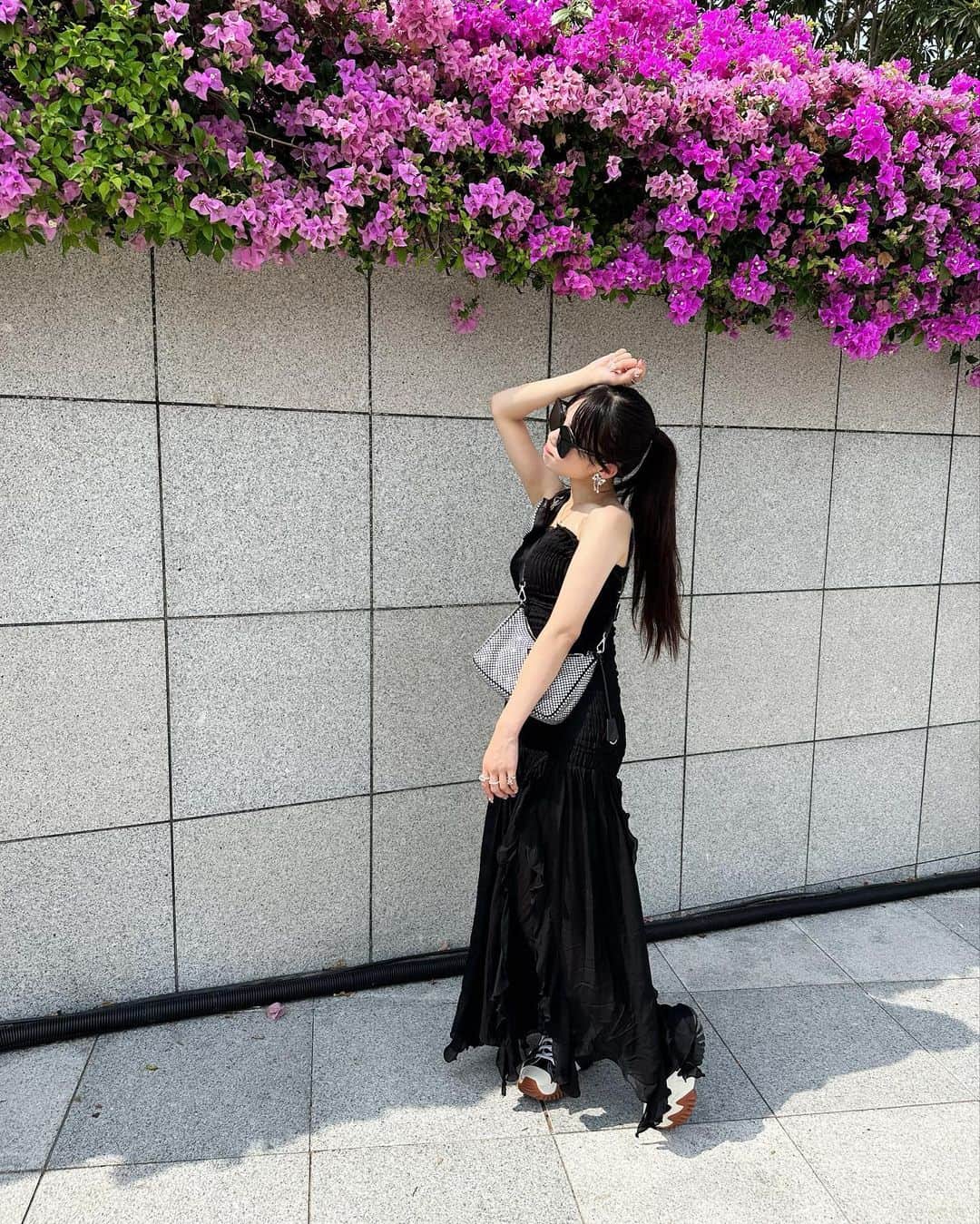 村川緋杏さんのインスタグラム写真 - (村川緋杏Instagram)「Singapore🇸🇬  シンガポールに行ってきた💗  今回の旅行用に日本じゃ着れないドレスを 3着も買って持って行ったの〜😂  まずは1着目の黒ワンピース🖤 最近買ったZARA🫶🏻 @zara   確か1.6万くらいしたから ZARAの中ではかなり高めの値段設定で 買うか迷ってたんだけど  結果買って良かった‼️ あんまり日本では買えないデザインで かわいい大好き🥹  イメージはタイトミニワンピに ロングスカートがついてるような感じ❤︎  タイトミニワンピの部分は伸縮性があってピタッと体に密着するから とってもスタイル良く見える👍  スカートの部分は半分くらい透けててボテッとしてるようには見えないし大人らしい見た目でどこのお店にも着ていける🫶🏻  可愛いでしょ〜大満足です💗  旅行先がシンガポールだって 当たってた方何人かいたすごい😤🫶🏻  まだまだ写真投稿していくから まっててね〜🥺💗」9月9日 19時25分 - murakawabibiann