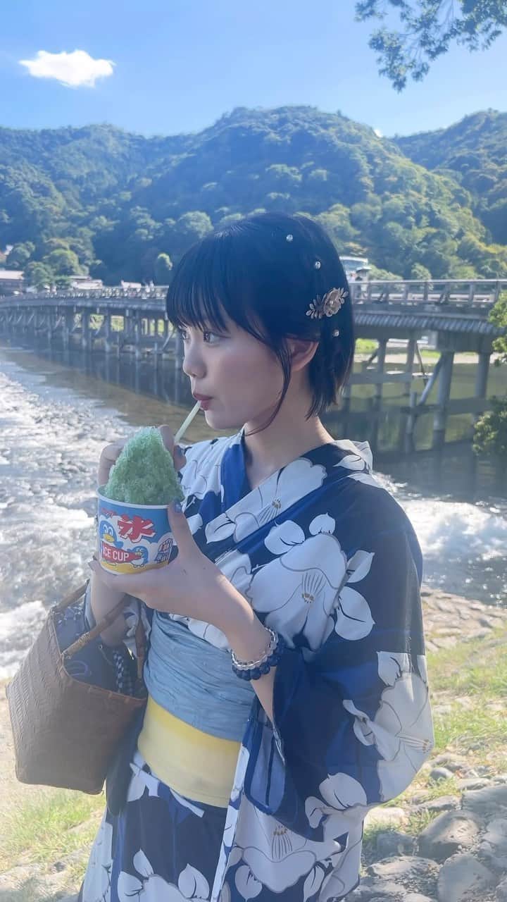 竹内詩乃のインスタグラム：「夏戻ってきて🥲  #嵐山 #桂川 #渡月橋 #かき氷 #浴衣 #夏の思い出 #抹茶 #過去pic #kyoto #arashiyama #kyotojapan #kyototrip #yukata #kimono #japantravel #japan #japanesegirl #instagood #yukatagirl #summer #summervibes」