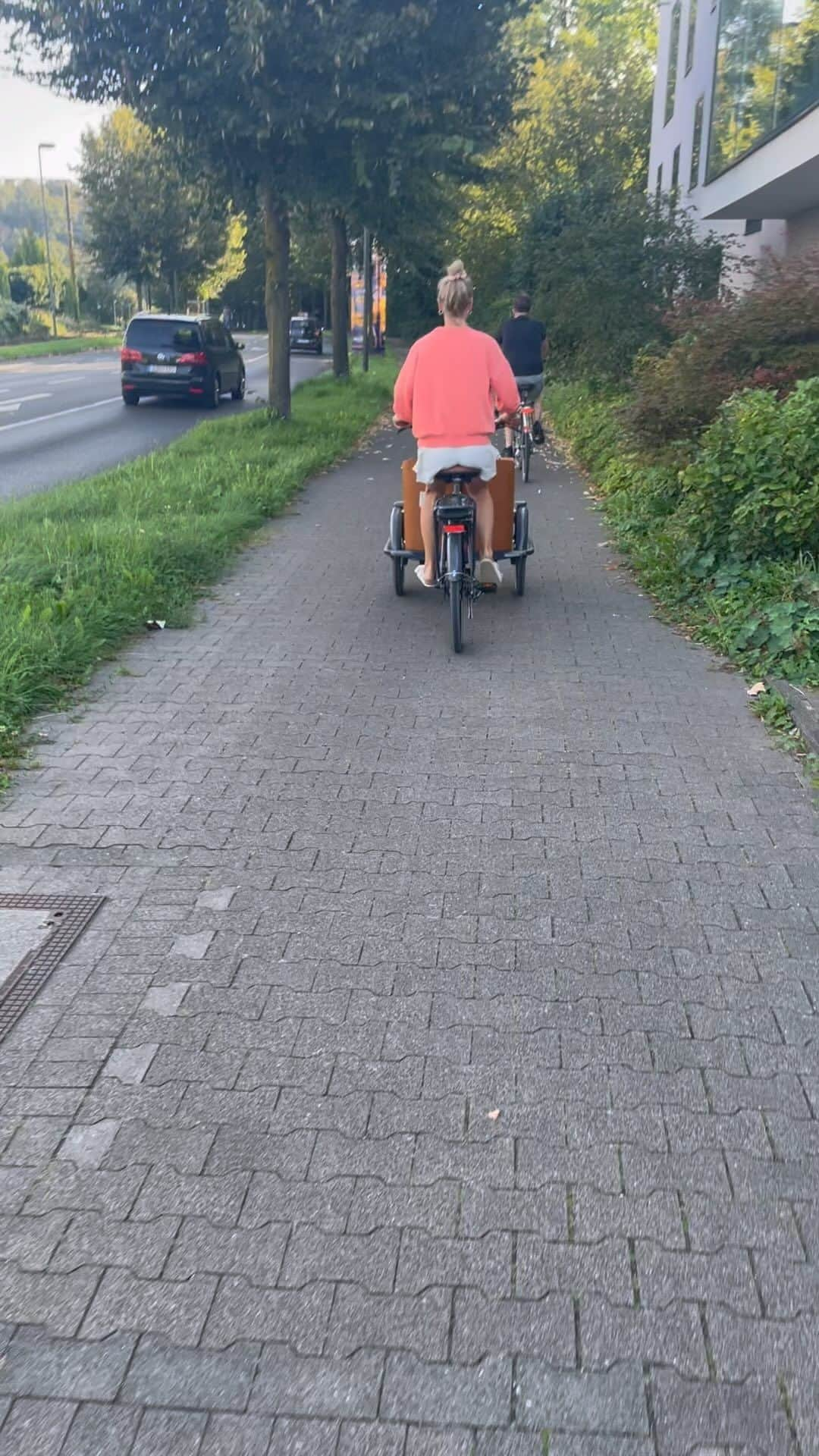 マルティン・カイマーのインスタグラム：「Even with the Cargo bike she is chasing 🚀🚴 #thechase #sexypace #alwayson」