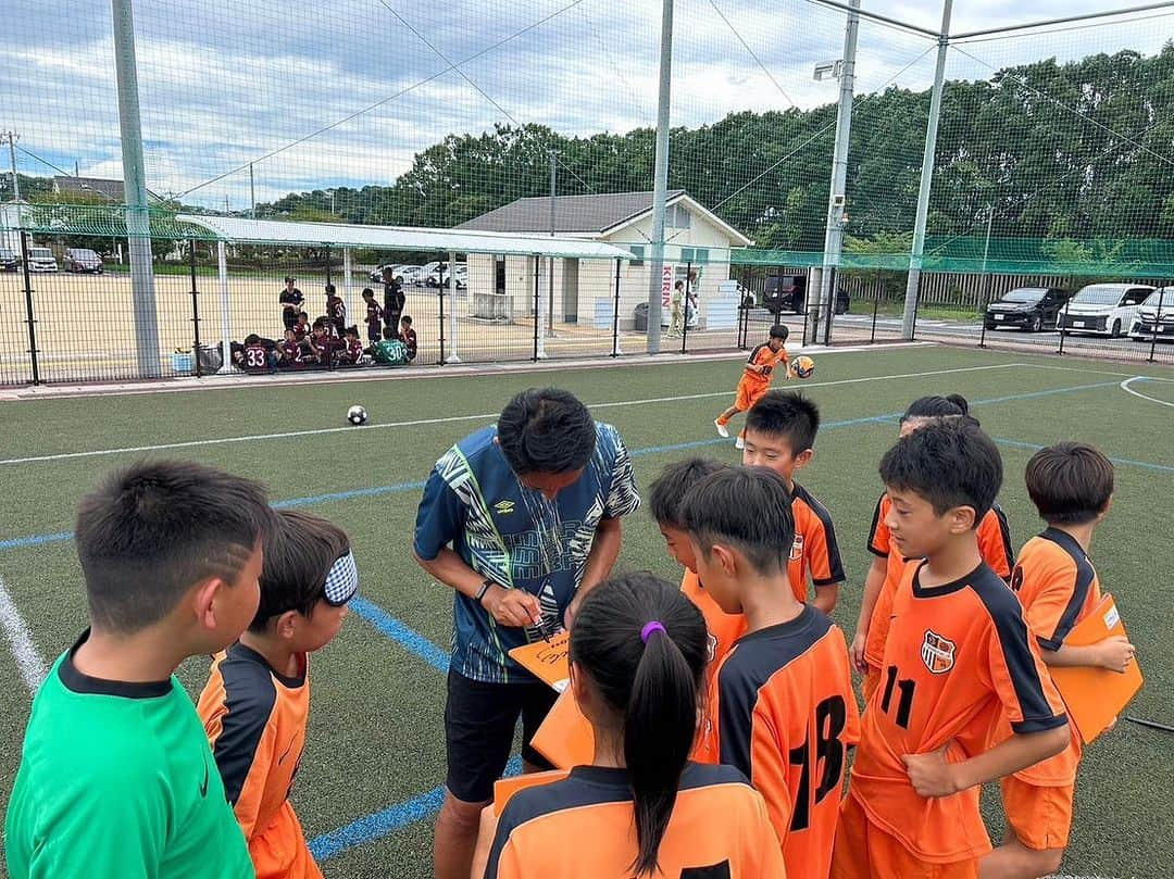 橋本英郎さんのインスタグラム写真 - (橋本英郎Instagram)「JCカップのサッカー教室に参加してきました。  「グッドルーザーの精神」を伝え、道徳心を持った自立した人材を育むことを目的とした活動です。  自身も幼少期に周りの大人に支えられたからこそ今があります。  今度は返す番。  #橋本英郎  #サッカー  #サッカー少年  #サッカー観戦  #サッカー部  #サッカースクール  #サッカー教室  #jリーグ #jリーガー  #近畿」9月9日 19時38分 - hideohashimoto