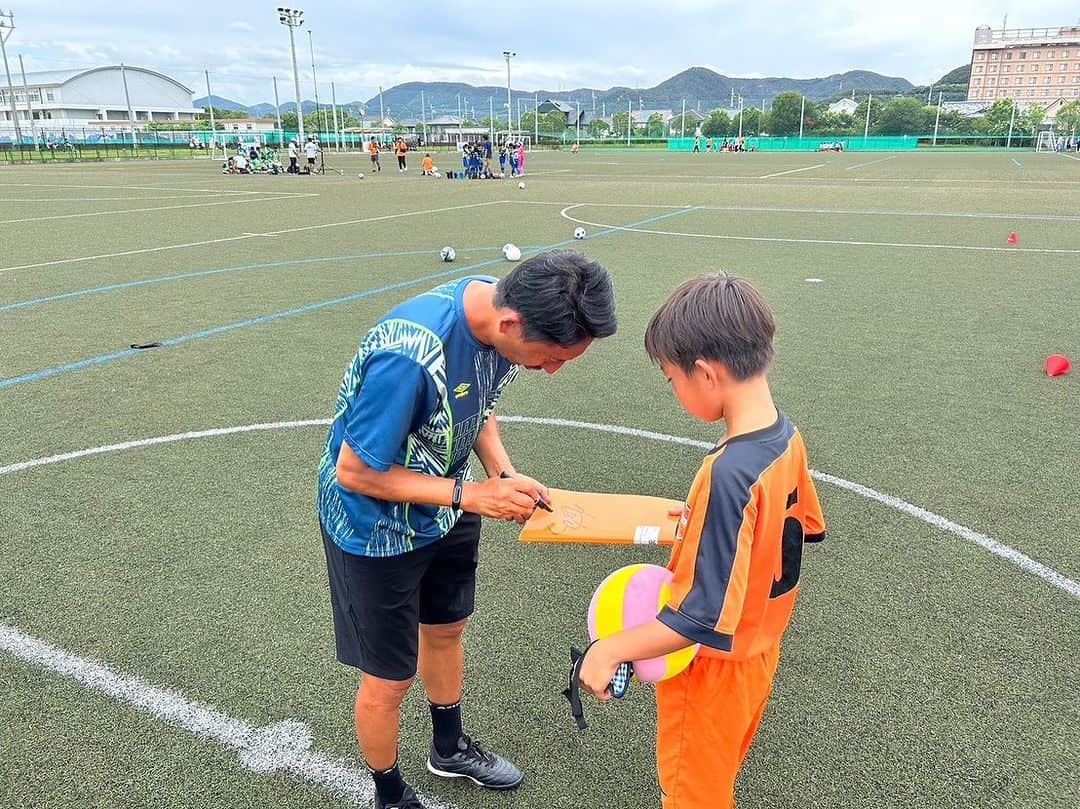 橋本英郎さんのインスタグラム写真 - (橋本英郎Instagram)「JCカップのサッカー教室に参加してきました。  「グッドルーザーの精神」を伝え、道徳心を持った自立した人材を育むことを目的とした活動です。  自身も幼少期に周りの大人に支えられたからこそ今があります。  今度は返す番。  #橋本英郎  #サッカー  #サッカー少年  #サッカー観戦  #サッカー部  #サッカースクール  #サッカー教室  #jリーグ #jリーガー  #近畿」9月9日 19時38分 - hideohashimoto
