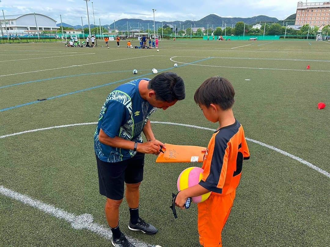 橋本英郎さんのインスタグラム写真 - (橋本英郎Instagram)「JCカップのサッカー教室に参加してきました。  「グッドルーザーの精神」を伝え、道徳心を持った自立した人材を育むことを目的とした活動です。  自身も幼少期に周りの大人に支えられたからこそ今があります。  今度は返す番。  #橋本英郎  #サッカー  #サッカー少年  #サッカー観戦  #サッカー部  #サッカースクール  #サッカー教室  #jリーグ #jリーガー  #近畿」9月9日 19時38分 - hideohashimoto