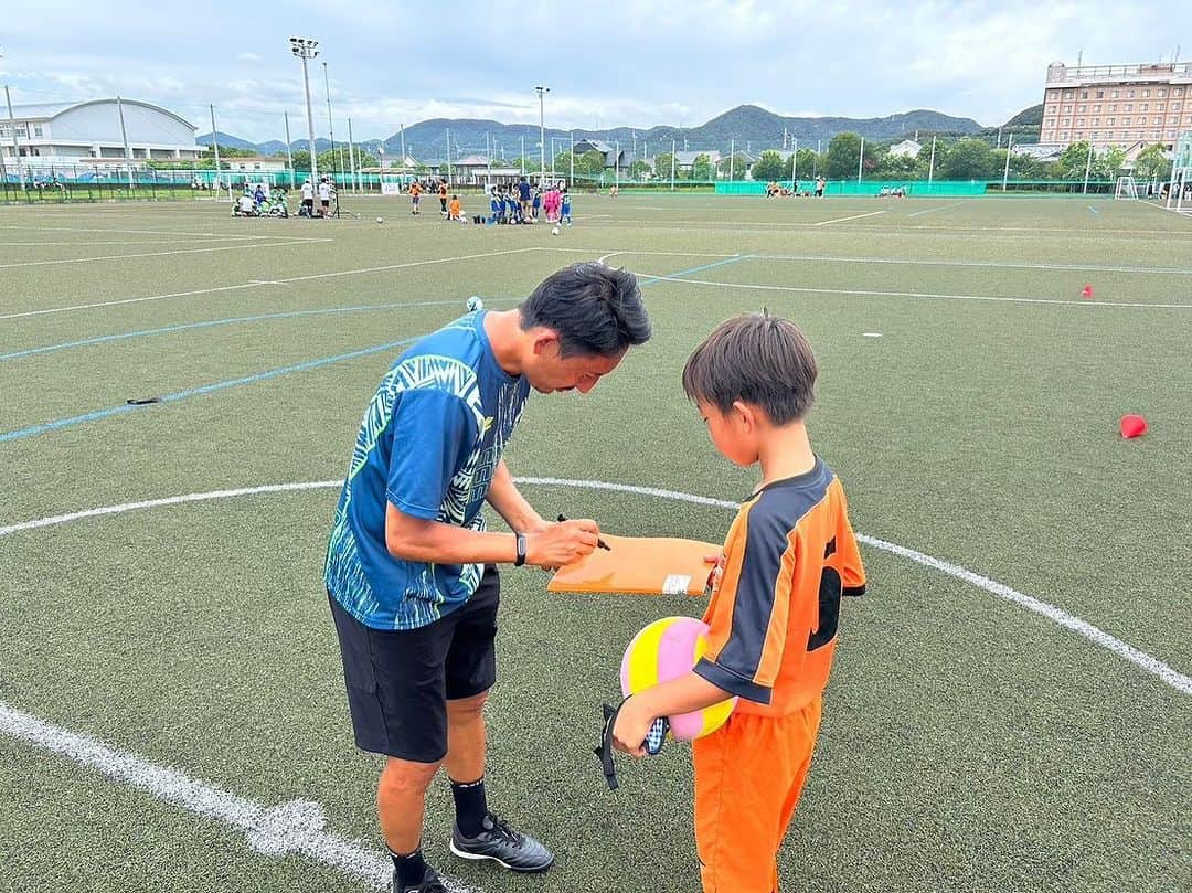 橋本英郎さんのインスタグラム写真 - (橋本英郎Instagram)「JCカップのサッカー教室に参加してきました。  「グッドルーザーの精神」を伝え、道徳心を持った自立した人材を育むことを目的とした活動です。  自身も幼少期に周りの大人に支えられたからこそ今があります。  今度は返す番。  #橋本英郎  #サッカー  #サッカー少年  #サッカー観戦  #サッカー部  #サッカースクール  #サッカー教室  #jリーグ #jリーガー  #近畿」9月9日 19時38分 - hideohashimoto