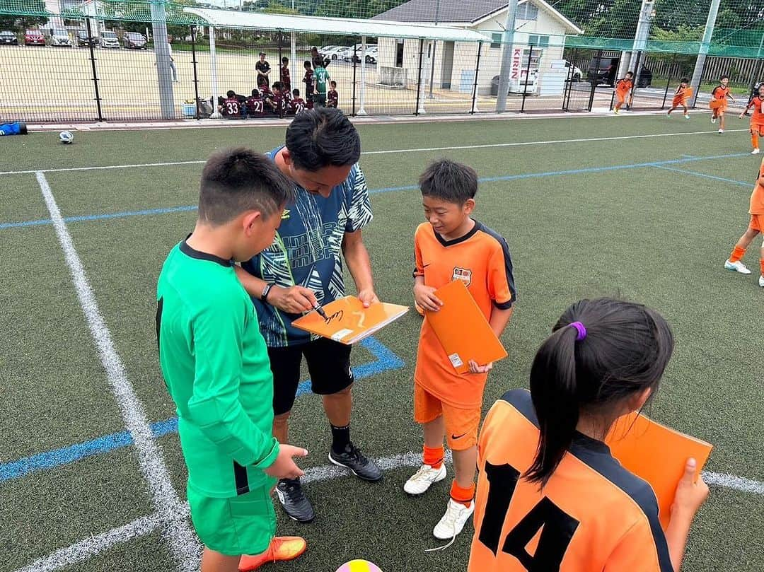 橋本英郎さんのインスタグラム写真 - (橋本英郎Instagram)「JCカップのサッカー教室に参加してきました。  「グッドルーザーの精神」を伝え、道徳心を持った自立した人材を育むことを目的とした活動です。  自身も幼少期に周りの大人に支えられたからこそ今があります。  今度は返す番。  #橋本英郎  #サッカー  #サッカー少年  #サッカー観戦  #サッカー部  #サッカースクール  #サッカー教室  #jリーグ #jリーガー  #近畿」9月9日 19時38分 - hideohashimoto