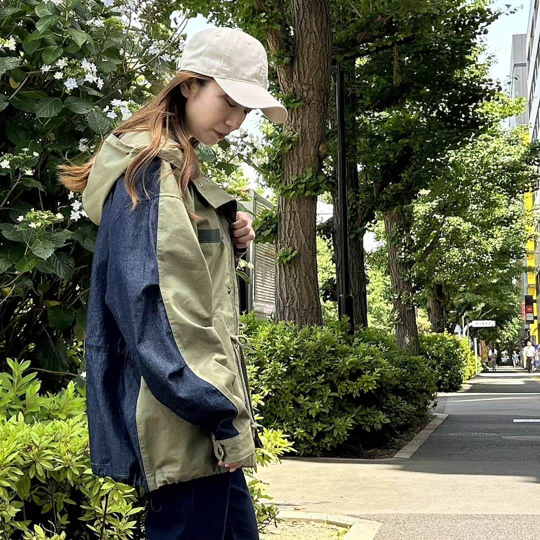 Purple & Yellowのインスタグラム：「【 MEN'S & WOMEN'S ITEM 】.  コットンツイルとデニムを前後で切り替えた異素材ミックスのショートモッズコート。  大胆な切替デザインで、まわりと着こなしに差がつく一着！  裾のドローストリングを調節してふんわりシルエットのブルゾンとしてきるのもGOOD！  薄手でありながらもしっかりとした素材感なので、少し肌寒くなってきたときの羽織りとしてちょうど良いアイテムです。  ■ショートモッズコート 品番:55-02ME20 価格¥15,800(tax in) サイズ:S.M.L  #パープルアンドイエロー #purpleandyellow #コムサイズム #commecaism #秋冬新作 #初秋コーデ #秋冬コーデ #秋冬ファッション #デニムモッズコート #ショートモッズ #モッズコート #モッズコートコーデ #ミリタリーコーデ #ミリタリーコート #ミリタリーブルゾン #ショートコート #ショートコートコーデ #レディースコーデ #メンズライクコーデ #メンズコーディネート #ジェンダーレスファッション #ジェンダーレスブランド #ユニセックススタイル #ユニセックスブランド」