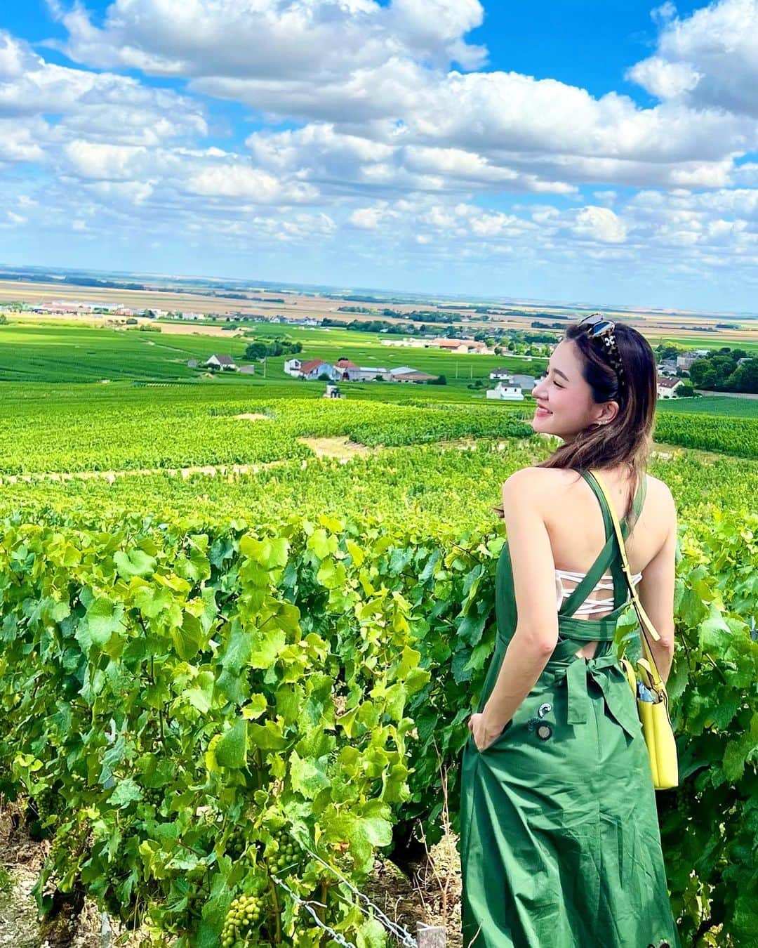 平山美春のインスタグラム：「📍𝐂𝐡𝐚𝐦𝐩𝐚𝐠𝐧𝐞-𝐑𝐞𝐢𝐦𝐬  🍾Jacques Selosse 🍾Pommery 👀 Cathédrale Notre-Dame de Reims  大好きなところを中心に✨ セロスでは現地の価格に驚き、セロスさんにも遭遇！ ポメリーのアートコレクションは驚くくらい豊富で美術館のようだった👏 シャンパーニュ、アートの切っても切れない関係を改めて体感！  ランス大聖堂では入り口の「微笑みの天使」に迎え入れてもらい(13世紀のゴシック建築、彫刻としてはこの表情はとても珍しいそう)、お目当てのシャガールブルーのステンドグラスを見に👀 まるでシャガールがその場で描いたような美しさに、目の前から動くことができなかった  この時代のゴシック建築が大好きで、教会ばかり見に行ってた建築学生時代 最近は日本にも目を向けて日本美術と自社仏閣との関係性も少しずつ勉強しています😊  一つ一つの内容が濃すぎて、頭で消化するのに少し時間がかかってしまったけど、素晴らしい時間だった👏  #champagne  #champagnelover  #jacquesselosse  #pommery」
