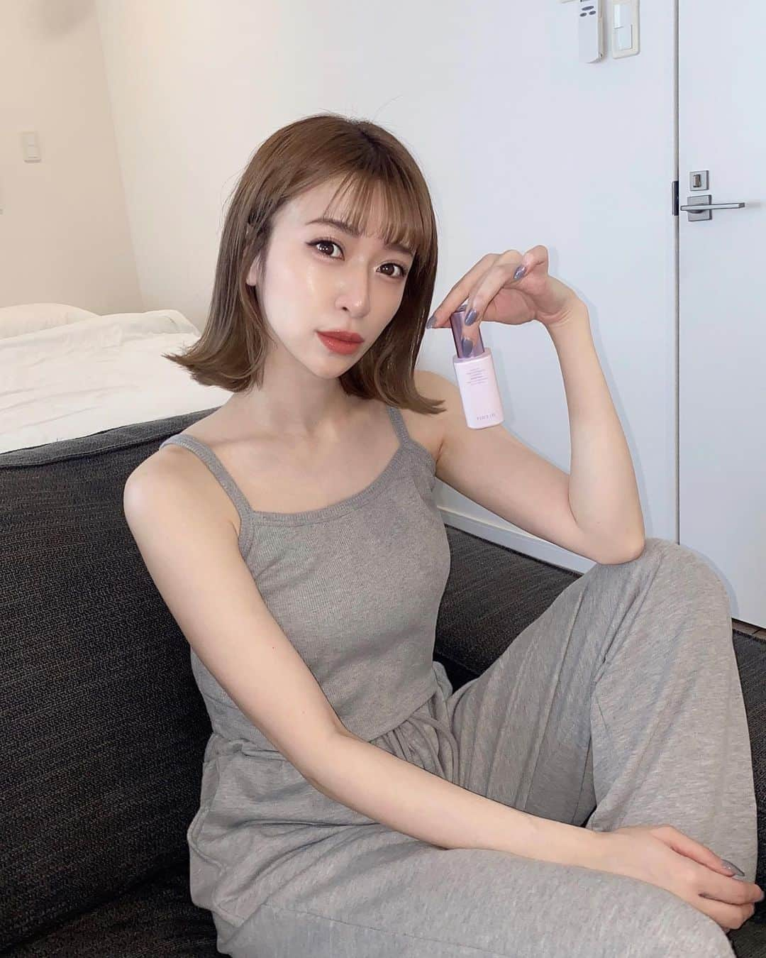 新部宏美のインスタグラム：「TIRTIR🌷🚿🫧 MASK FIT TONEUP ESSENCE より新色が登場したので早速使ってみたよ☺︎  カラーコントロール機能が加わって それぞれの悩みや気になる部分を自然にカバーしてくれる化粧下地なの🌟  水分ベースにパープルトーンの生気パウダーを加え、 くすんだ黄みを補正するラベンダートーンアップエッセンス🫶🏻 圧倒的に透明感が増すよ💕💕  他にもベージュ、ミントがあるのでチェックしてみてね☺︎ * #ティルティル #PR」