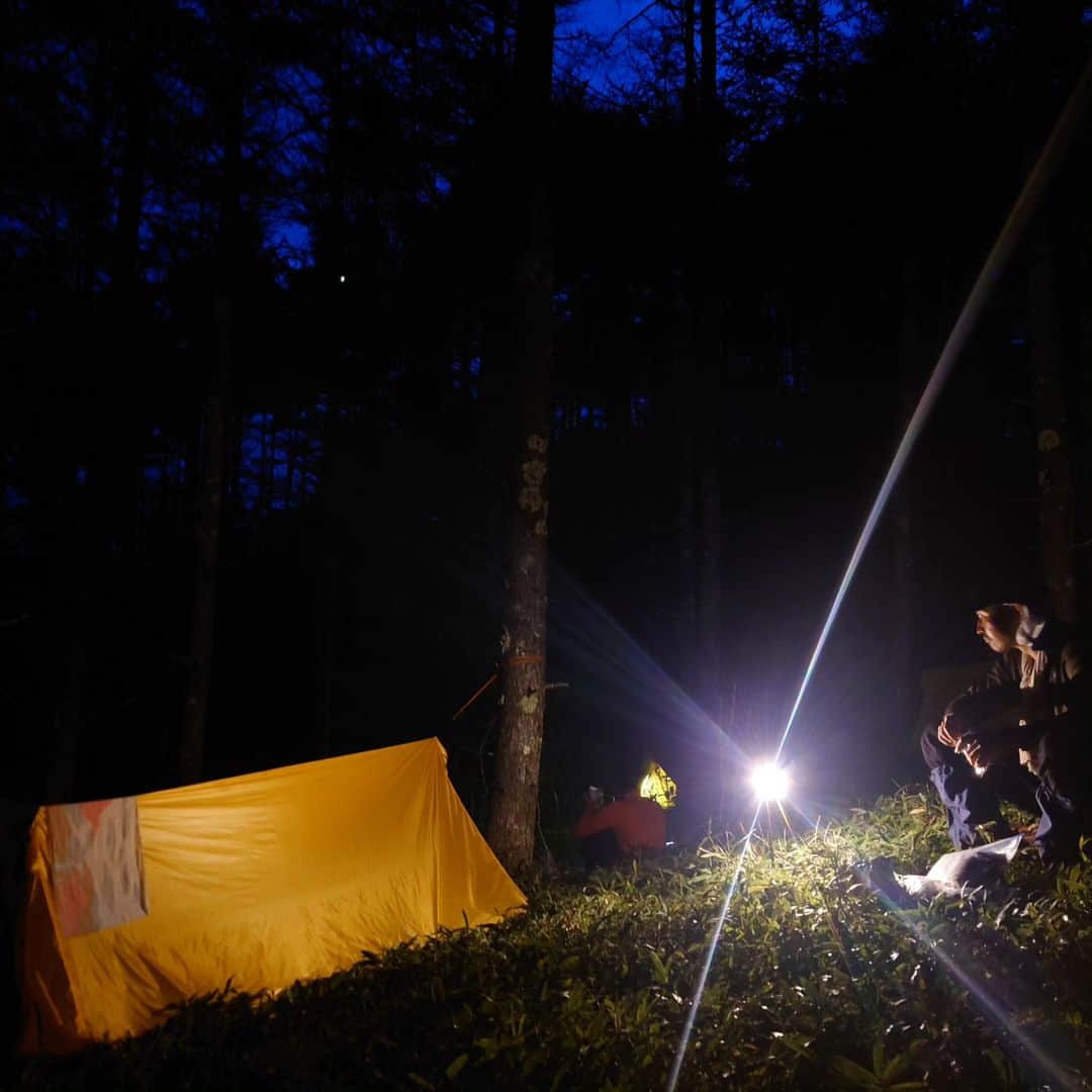 のインスタグラム：「ツエルトビバークの夜は更けて  #登山学校 #甲州アルプス  #国際山岳ガイド天野和明」