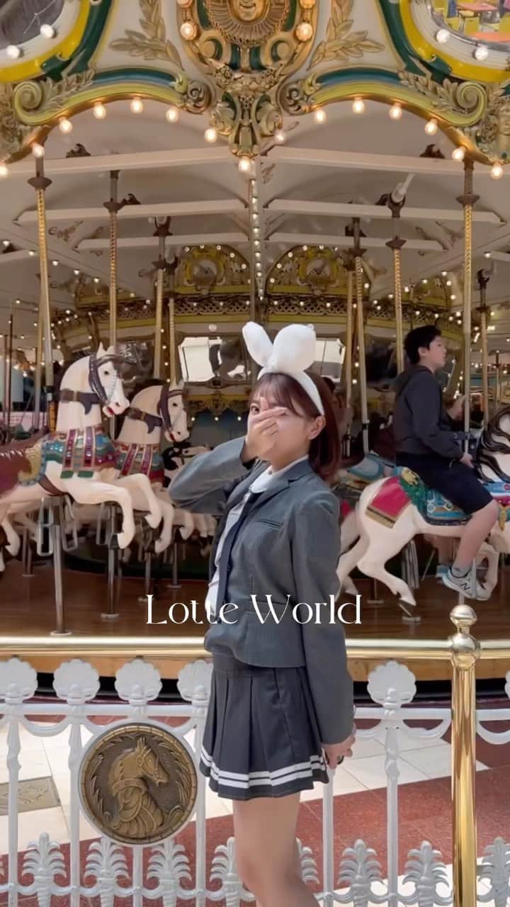 長野真琴のインスタグラム：「📍 @happylotteworld  ⁡ @ehwagyobok で制服借りて ロッテワールド🎠🎪♡ ⁡ 韓国行きた。が、口癖なふたり😗 ⁡ ⁡ ⁡ #ロッテワールド #lotteworld #韓国旅行 #制服 #制服コーデ #ソウル旅行 #ソウル #韓国旅行記 #韓国 #롯데월드」