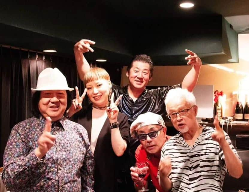 Shihoさんのインスタグラム写真 - (ShihoInstagram)「昨日はブルースアレイでEnTRANS結成22周年ライブ。 メンバーはヒダノ修一さん、鳴瀬喜博さん、八木のぶおさん、ミッキー吉野さんという超強力大御所の塊メンバー笑。 久しぶりのバリバリ爆音で思わず笑いました。 皆さんお元気すぎます笑。 7曲もご一緒してきました。  小さい時に大好きだった西遊記のモンキーマジックとTHANK YOU BABYをまさかゴダイゴご本人のミッキーさんとやれる日がくるなんて思ってなかった！ 「しほちゃんの歌は(全てを)ホールドするからいい」って言ってくださったのも宝です。 ピアニストとしてもアレンジャーとしてもすごすぎるお方。  なるちょさんの明るいキャラクターとパワーとブリブリのベース、ああEnTRANSの要はこの方も知れないと感じました。 ムードメーカー。ベースソロの時のエンターテイナー具合。言うことなしです。あ、「じーさんじーさん言いやがって！」とクレームいただきました笑。 なるちょさんも私が中学生の時にイカ天で観ていた人。感慨深いわー。  八木さんの渋くてカッコいいこと！！ 八木さんのハープが入ってくるだけでどんな曲でも雰囲気がサッと変わる。 １人でそんな事できちゃうんだ？！っていうシーンもあった！ハープって奥深いんだなあ。 特にTHANK YOU BABYの八木さんの音は沁みました。歌もめちゃくちゃ素敵だった！  そしてリーダーのヒダノさん。 完全に太鼓とドラムのいいとこ取り！ 太鼓でこんな風にできるんだ！？ カッコよすぎる！！！ どんな曲でもばっちり。 だけど必ず民謡等も取り入れる。日本のアイデンティティーを大事にしつつ、交流が自由自在。 それから年上の先輩ミュージシャンからの絶対的信頼。なぜなら音楽性も人間性も本当に素晴らしい方だから！  ヒダノさんが私に声をかけてくださったからこそ実現した幸せな時間でした。 来てくださった皆さん、スーパー笑顔だったなあ❤  またこんな機会があるといいな。  EnTRANS22周年、おめでとうございました！！  #friedprideshiho #Shiho #EnTRANS #ヒダノ修一 #ミッキー吉野 #なるちょ #八木のぶお #music #live #gig #singerslife」9月9日 19時46分 - fried_pride_shiho