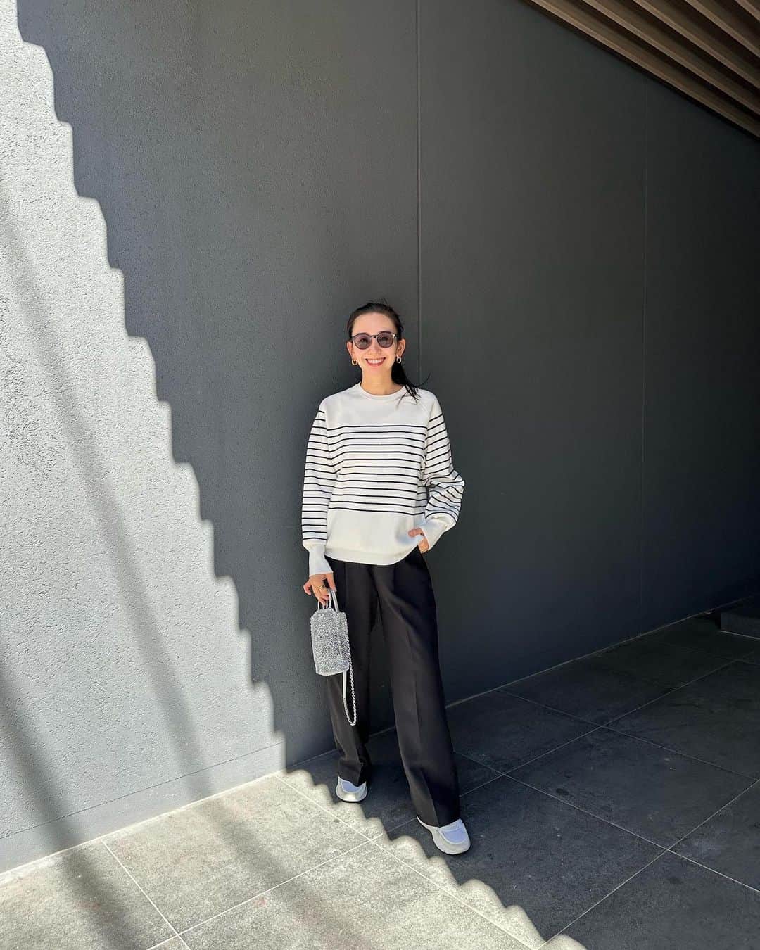 鈴木詩織のインスタグラム：「たまにはとってもカジュアルにしてみたり😎 曇りの日とかは少し涼しくなってる気がしてます✨  秋に向けてたくさん着たいのがスウェットライクニット🧶ゆるっとしててハリがあってかわいいよん！  パンツはストレートシルエットで、センタープレスのデザインだから美脚見え♡ スニーカーを合わせたけど、ヒール合わせも印象が変わるからオススメ🙆🏻‍♀️  ⁡  ⁡  @urs_official #shiorin_styling#urs#ユアーズ#urs_styling#urs_official#タイアップ#スウェットライクニット#ウェッジスラブダブルタックワイドパンツ#大人コーデ」
