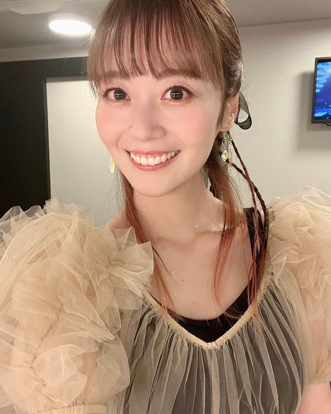 のインスタグラム：「ビルボードライブの資料映像を見ました✨  改めてとーっても素敵な時間でした!!!! みなさまのおかげです。 大切な経験をさせて頂き 本当にありがとうございました。  ❣️  これからも真摯に、 ど真ん中を歩ける ピアノ弾きソングライター＆シンガー であれるよう 努力していこうと胸に刻みました  これからもよろしくお願いします✨  #RYTHEMビルボード #RYTHEM #新津由衣 #singersongwriter」