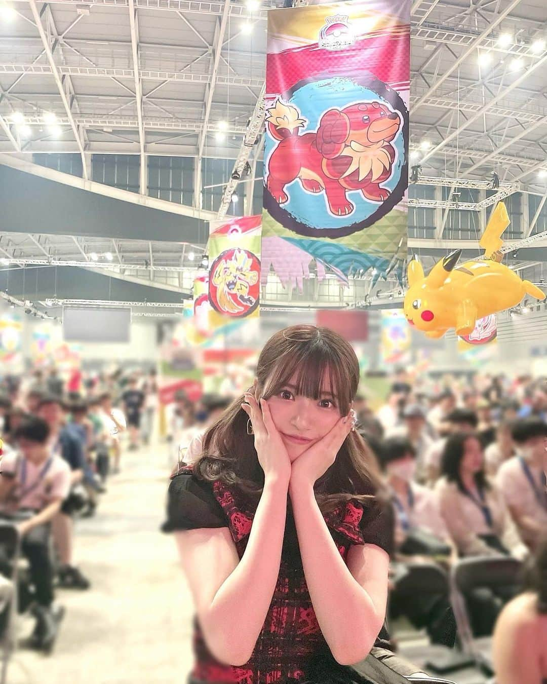 武藤小麟のインスタグラム：「. 明日 9月10日（日）あさ8:00〜放送 「ポケモンとどこいく！？」出演させて頂きます📺💛  ポケモンバトルの世界1決定戦 ポケモンWCS2023 最終日に行ってきました🚌💨  写真は、会場で見つけた ポケモンsvで私が大好きなポケモン バウッツェルと…🐶🥐🤎  明日の朝、ぜひ見てね☁️☀️  #おりんとポケモン  #ポケどこ #ポケモンwcs2023 #pokemonworld  #pokemon #pokémon #バウッツェル #ツインテール」