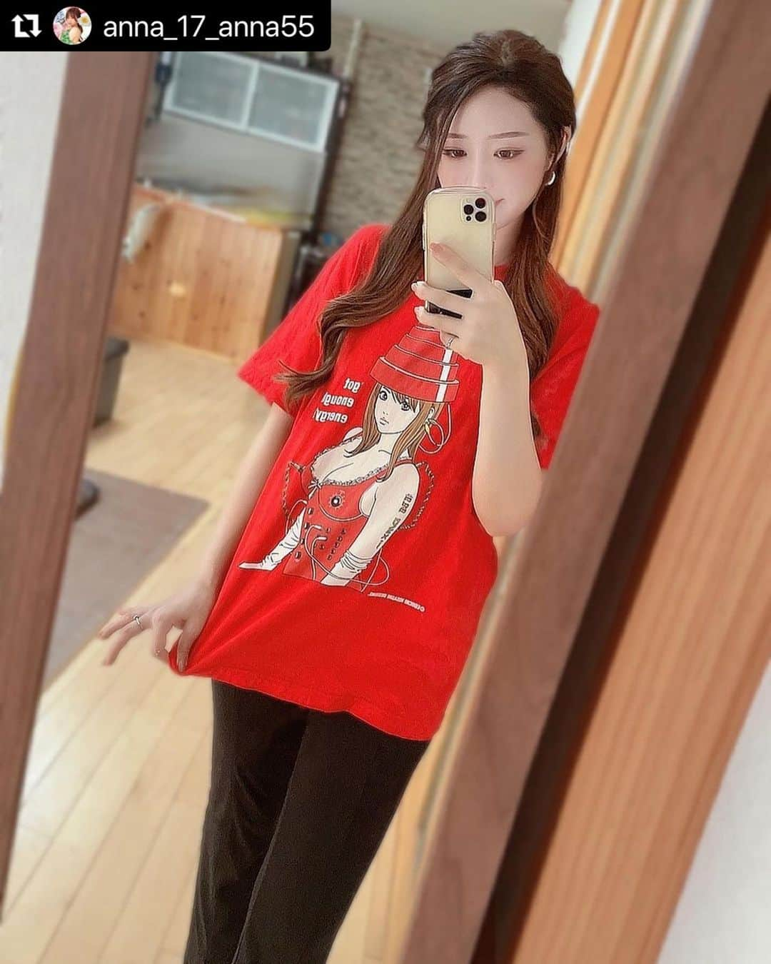 江口寿史さんのインスタグラム写真 - (江口寿史Instagram)「おれのTシャツ、普通に着てくれてる子が多くて嬉しいな。こないだも吉祥寺でこのTシャツを着てる高校生くらいの女の子を見かけたよ😊  #Repost @anna_17_anna55 with @use.repost ・・・ あー可愛い😭 #江口寿史  さんTシャツ❤️  代表作に『ストップ!! ひばりくん!』、『すすめ!!パイレーツ』、『江口寿史の爆発ディナーショー』など、 女性画に定評がある先生ですね👨‍🎨  可愛いくてセクシーな作品の数々🫨💕  写真は実家で📸」9月9日 10時54分 - egutihisasi