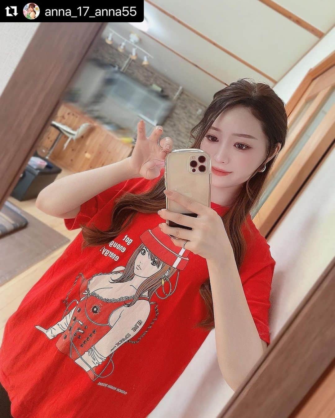 江口寿史のインスタグラム：「おれのTシャツ、普通に着てくれてる子が多くて嬉しいな。こないだも吉祥寺でこのTシャツを着てる高校生くらいの女の子を見かけたよ😊  #Repost @anna_17_anna55 with @use.repost ・・・ あー可愛い😭 #江口寿史  さんTシャツ❤️  代表作に『ストップ!! ひばりくん!』、『すすめ!!パイレーツ』、『江口寿史の爆発ディナーショー』など、 女性画に定評がある先生ですね👨‍🎨  可愛いくてセクシーな作品の数々🫨💕  写真は実家で📸」