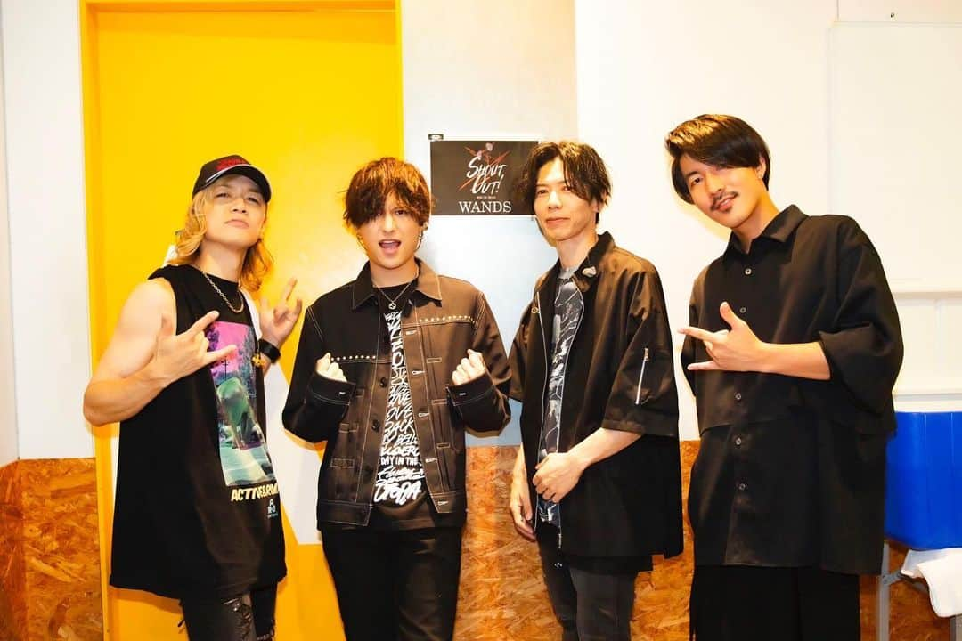 WANDSのインスタグラム：「全国ツアー2日目は 9/7(木)@Zepp Namba(OSAKA)でSHOUT OUT！  リハーサルで「きっとみんな声出しは久しぶりだろうから少しずつ慣れてもらおう」と話していましたが、オープニングから舞台袖に聞こえてくる手拍子や声援に圧倒されました！  福岡・大阪公演を素晴らしいライブにできたのは間違いなくご来場頂いた皆様のおかげです！ 終演後「今まで以上にダイレクトにお客さんの愛が伝わってきた！」とメンバーがすごく喜んでいたのが印象的でした。  明日9/10は仙台！ そして9/12は札幌です！ 札幌のみまだチケット購入可能○ どちらもWANDS第5期初LIVEになります。次はどんな景色が見れるのか楽しみです！   #WANDS_SHOUTOUT #newAL #WANDS_Ver5 #WANDS #第5期 #上原大史 #柴崎浩 #木村真也」