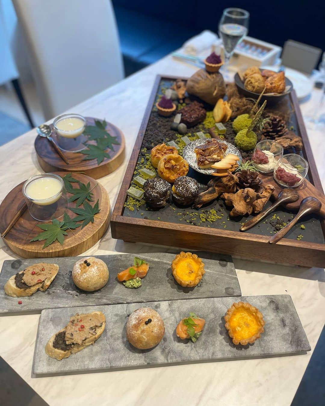 Miku Hirata 平田未来さんのインスタグラム写真 - (Miku Hirata 平田未来Instagram)「まさに食欲の秋🍂 #cerdi (@cerdi_chakai)で 秋のアフタヌーンティーお茶会へ🫖  香りのよすぎる紅茶の茶葉☕️から チョイスしたり  お昼から泡🫧🍾失礼します🩷  お茶会にふさわしい 和と洋の美味しいスイーツと セイボリー✨  みわちゃん(@miwa_sommelier )に連れて行ってもらいました🩷ありがとう🥹🩷  サイトより✨ ①洋梨と新生姜のスムージー ②無花果のチーズケーキ ③クランベリーのスコーン ④カカオまみれのテリーヌショコラ ⑤紅玉林檎のキャラメルアップルパイ ⑥苔玉　栗のムース ⑦ザクロのジュレとパンナコッタ ⑧きなこのバターサンドクッキー ⑨南瓜とココアのシュー ⑩栗のマドレーヌ ⑪紫いものタルト ⑫デュクセルとリエットのクロスティーニ ⑬フランス産ブリーチーズと黒胡椒のプチブール ⑭サーモンのミ・キュイ ⑮厳選卵のプチキッシュ🪺  #CHAKAI #アフタヌーンティー #東京ランチ #Cerdi門前仲町 #cerdi #チェルディ  #チェルディ門前仲町  #門前仲町イタリアン #門前仲町ランチ #門前仲町カフェ #門前仲町ガイド #秋アフタヌーンティー #ハロウィンアフタヌーンティーセット #ハロウィンアフタヌーンティー🎃」9月9日 10時51分 - miku.hirata
