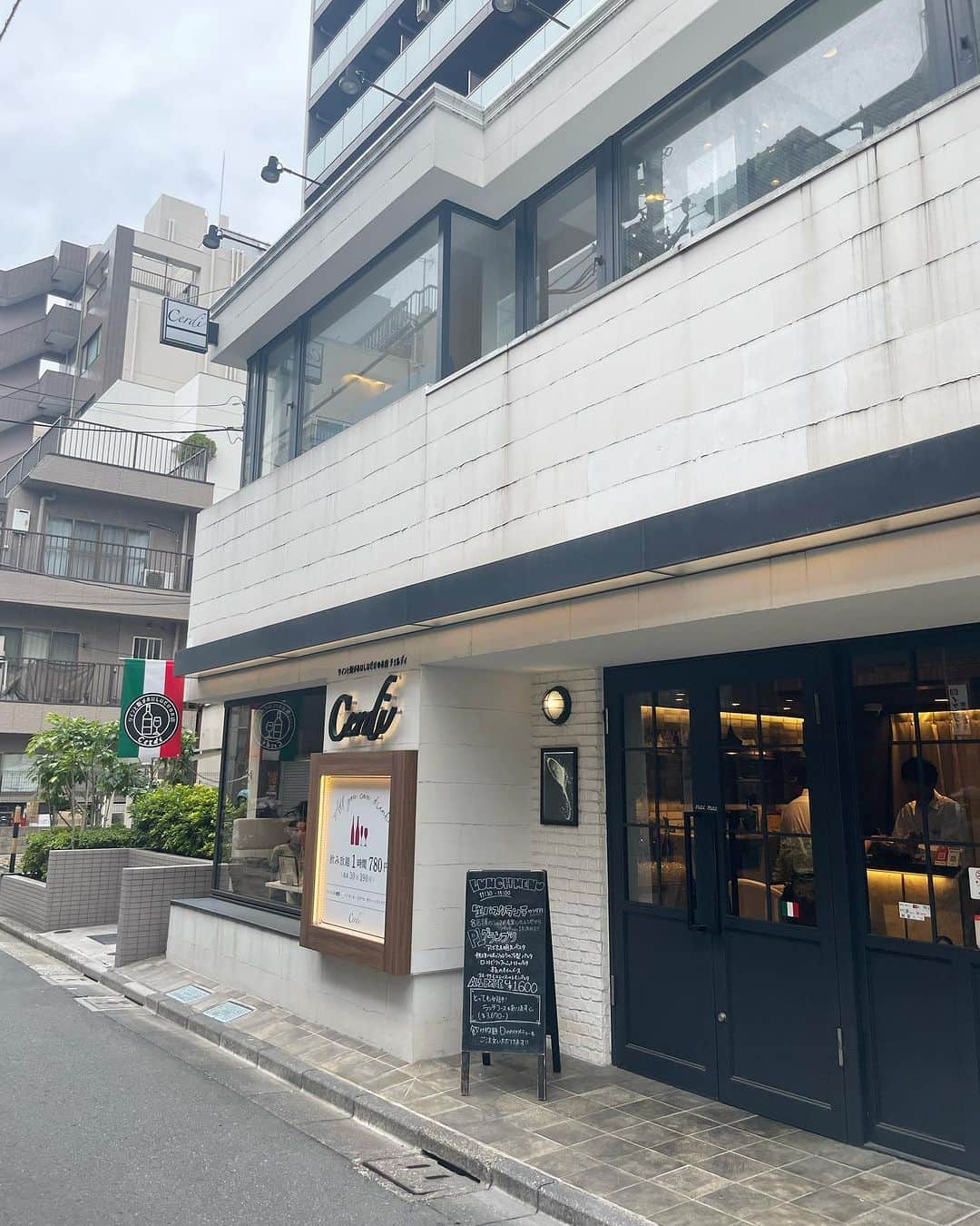 Miku Hirata 平田未来さんのインスタグラム写真 - (Miku Hirata 平田未来Instagram)「まさに食欲の秋🍂 #cerdi (@cerdi_chakai)で 秋のアフタヌーンティーお茶会へ🫖  香りのよすぎる紅茶の茶葉☕️から チョイスしたり  お昼から泡🫧🍾失礼します🩷  お茶会にふさわしい 和と洋の美味しいスイーツと セイボリー✨  みわちゃん(@miwa_sommelier )に連れて行ってもらいました🩷ありがとう🥹🩷  サイトより✨ ①洋梨と新生姜のスムージー ②無花果のチーズケーキ ③クランベリーのスコーン ④カカオまみれのテリーヌショコラ ⑤紅玉林檎のキャラメルアップルパイ ⑥苔玉　栗のムース ⑦ザクロのジュレとパンナコッタ ⑧きなこのバターサンドクッキー ⑨南瓜とココアのシュー ⑩栗のマドレーヌ ⑪紫いものタルト ⑫デュクセルとリエットのクロスティーニ ⑬フランス産ブリーチーズと黒胡椒のプチブール ⑭サーモンのミ・キュイ ⑮厳選卵のプチキッシュ🪺  #CHAKAI #アフタヌーンティー #東京ランチ #Cerdi門前仲町 #cerdi #チェルディ  #チェルディ門前仲町  #門前仲町イタリアン #門前仲町ランチ #門前仲町カフェ #門前仲町ガイド #秋アフタヌーンティー #ハロウィンアフタヌーンティーセット #ハロウィンアフタヌーンティー🎃」9月9日 10時51分 - miku.hirata