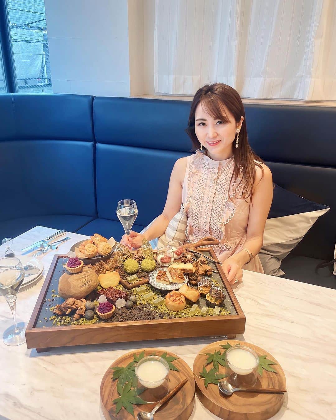Miku Hirata 平田未来さんのインスタグラム写真 - (Miku Hirata 平田未来Instagram)「まさに食欲の秋🍂 #cerdi (@cerdi_chakai)で 秋のアフタヌーンティーお茶会へ🫖  香りのよすぎる紅茶の茶葉☕️から チョイスしたり  お昼から泡🫧🍾失礼します🩷  お茶会にふさわしい 和と洋の美味しいスイーツと セイボリー✨  みわちゃん(@miwa_sommelier )に連れて行ってもらいました🩷ありがとう🥹🩷  サイトより✨ ①洋梨と新生姜のスムージー ②無花果のチーズケーキ ③クランベリーのスコーン ④カカオまみれのテリーヌショコラ ⑤紅玉林檎のキャラメルアップルパイ ⑥苔玉　栗のムース ⑦ザクロのジュレとパンナコッタ ⑧きなこのバターサンドクッキー ⑨南瓜とココアのシュー ⑩栗のマドレーヌ ⑪紫いものタルト ⑫デュクセルとリエットのクロスティーニ ⑬フランス産ブリーチーズと黒胡椒のプチブール ⑭サーモンのミ・キュイ ⑮厳選卵のプチキッシュ🪺  #CHAKAI #アフタヌーンティー #東京ランチ #Cerdi門前仲町 #cerdi #チェルディ  #チェルディ門前仲町  #門前仲町イタリアン #門前仲町ランチ #門前仲町カフェ #門前仲町ガイド #秋アフタヌーンティー #ハロウィンアフタヌーンティーセット #ハロウィンアフタヌーンティー🎃」9月9日 10時51分 - miku.hirata