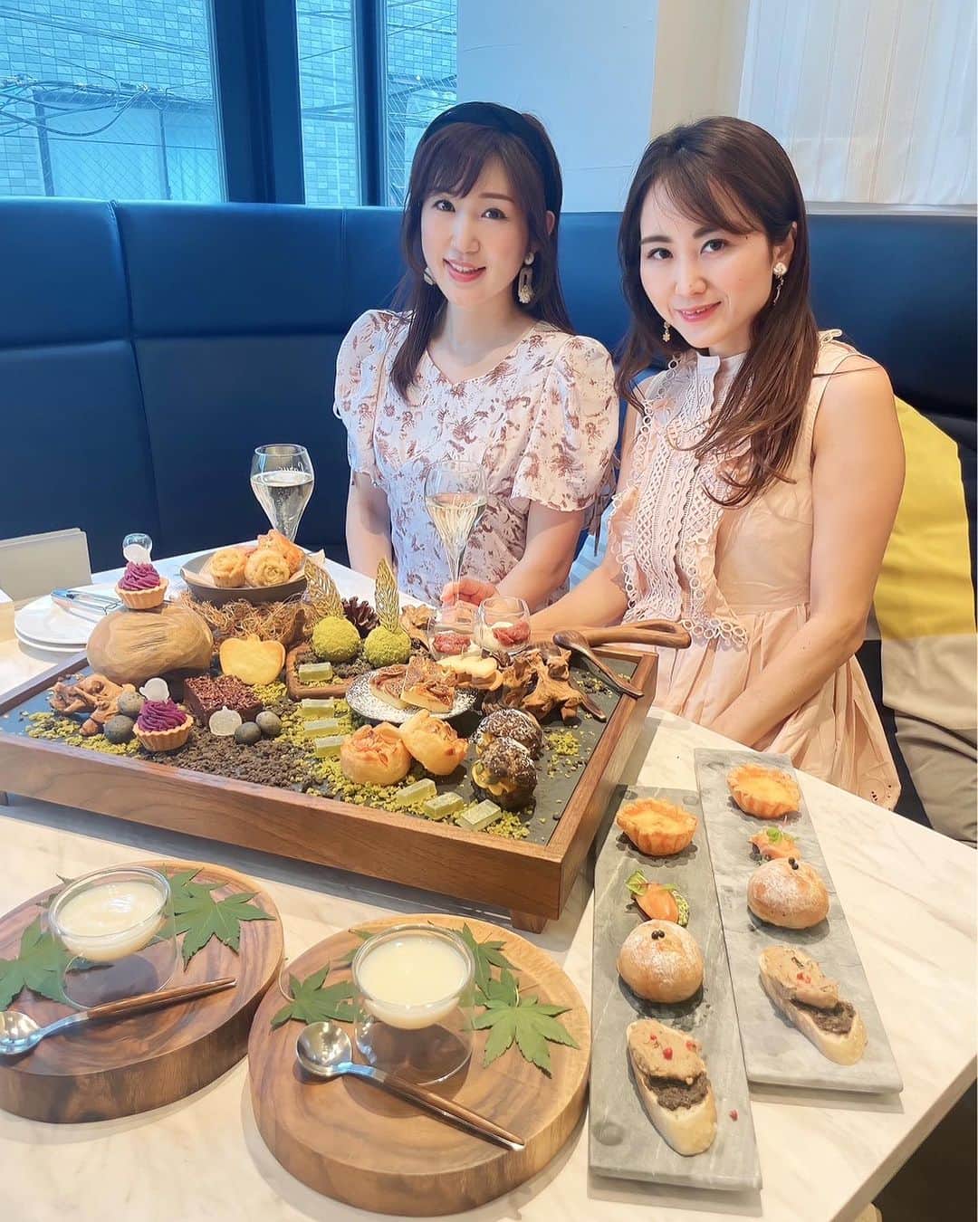 Miku Hirata 平田未来さんのインスタグラム写真 - (Miku Hirata 平田未来Instagram)「まさに食欲の秋🍂 #cerdi (@cerdi_chakai)で 秋のアフタヌーンティーお茶会へ🫖  香りのよすぎる紅茶の茶葉☕️から チョイスしたり  お昼から泡🫧🍾失礼します🩷  お茶会にふさわしい 和と洋の美味しいスイーツと セイボリー✨  みわちゃん(@miwa_sommelier )に連れて行ってもらいました🩷ありがとう🥹🩷  サイトより✨ ①洋梨と新生姜のスムージー ②無花果のチーズケーキ ③クランベリーのスコーン ④カカオまみれのテリーヌショコラ ⑤紅玉林檎のキャラメルアップルパイ ⑥苔玉　栗のムース ⑦ザクロのジュレとパンナコッタ ⑧きなこのバターサンドクッキー ⑨南瓜とココアのシュー ⑩栗のマドレーヌ ⑪紫いものタルト ⑫デュクセルとリエットのクロスティーニ ⑬フランス産ブリーチーズと黒胡椒のプチブール ⑭サーモンのミ・キュイ ⑮厳選卵のプチキッシュ🪺  #CHAKAI #アフタヌーンティー #東京ランチ #Cerdi門前仲町 #cerdi #チェルディ  #チェルディ門前仲町  #門前仲町イタリアン #門前仲町ランチ #門前仲町カフェ #門前仲町ガイド #秋アフタヌーンティー #ハロウィンアフタヌーンティーセット #ハロウィンアフタヌーンティー🎃」9月9日 10時51分 - miku.hirata