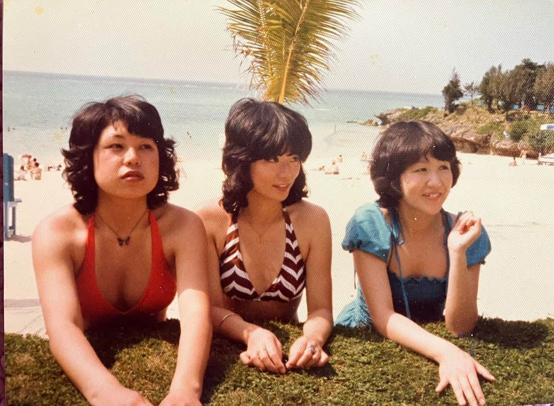 大津びわ子のインスタグラム：「今夜（9/9）のヤンタン土曜日に、ヤンタン55周年記念とのことで、加藤紀子ちゃんとゲスト出演します❣️ぜひ、お耳にかかれますように☺️  そして、これは、蔵出しお写真？（笑）ヤンタン水曜日のアシスタントになったきっかけの沖縄旅行のときの写真です。 四年生になる直前の春休み、コーラス部の友だちと３人で、ムーンビーチで、声をかけられたのではなく「お写真、撮っていただけますか？」と声をかけたときのものです。 今回、載せてもいいかしら？２人に尋ねました。タンコもバリも「いいよ〜。」って！ありがとう😊」