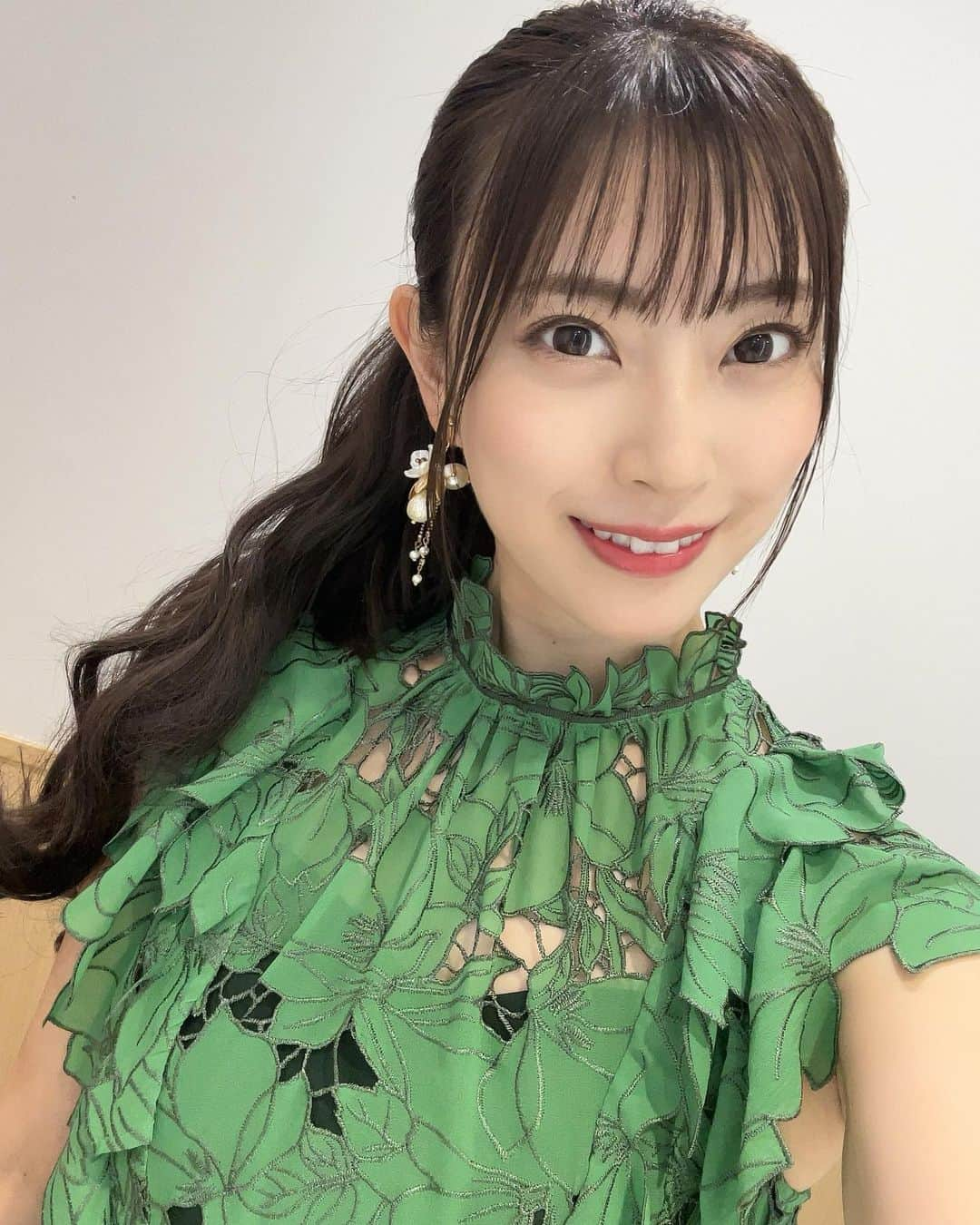 藤井香愛さんのインスタグラム写真 - (藤井香愛Instagram)「あまり着ない服の色💚 緑色って目に優しいよね🌱 裸眼の視力は0.08くらいです🥺多分…みんなは視力いくつ？？  #藤井香愛　#夢告鳥 #徳間ジャパン　#歌謡曲 #緑色　#グリーン　#花柄 #グリーンワンピース #花柄ワンピース　#ポニーテール　#ロングヘア #ウィッグ #視力　#目が悪い #イヤリング  は何度も登場してる @confetti_embroidery さんの✨」9月9日 10時56分 - fujii_kawai