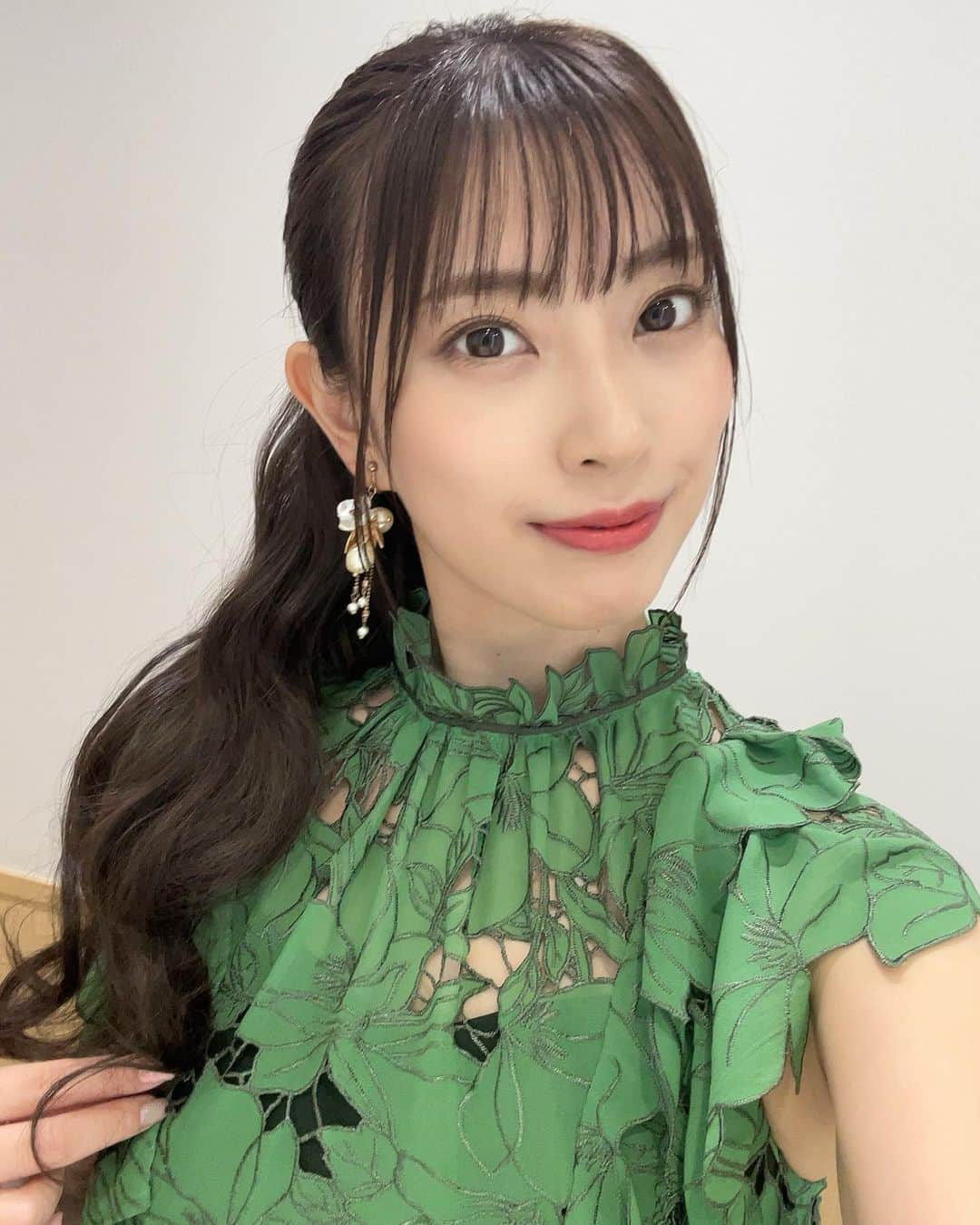 藤井香愛のインスタグラム：「あまり着ない服の色💚 緑色って目に優しいよね🌱 裸眼の視力は0.08くらいです🥺多分…みんなは視力いくつ？？  #藤井香愛　#夢告鳥 #徳間ジャパン　#歌謡曲 #緑色　#グリーン　#花柄 #グリーンワンピース #花柄ワンピース　#ポニーテール　#ロングヘア #ウィッグ #視力　#目が悪い #イヤリング  は何度も登場してる @confetti_embroidery さんの✨」