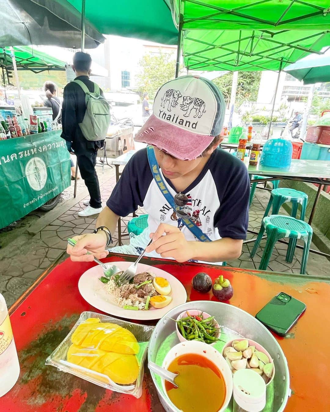 みきママさんのインスタグラム写真 - (みきママInstagram)「【タイにやってきました〜！！⑥】  ずっと前からエプロンを作りたくてね、タイの工場にやってきました〜‼️エコバッグも作ります👍旅行中にサンプルは無事に作れました〜✨✨✨  6日目の最終日は、はる兄「最後はママの行きたいところ行っていいよ！」ってさ。ショッピングモール行きたい。  そしたら、はる兄「午後は水上マーケットに行くよ！」ってさ。車で片道2時間半だって🤣🤣🤣  Uターン3回くらいしちゃってさ、無事に到着。そしたら、はる兄「ママのナビ下手くそ。滞在時間50分ね。」ってさ。まじでー。  タイのごはんはね、マンゴーやフルーツが新鮮でさ、カレーが美味しいすぎ😍😍😍どれも甘辛くて最高〜🤤✨ 　  空港でレンタカーを借りて、空港でレンタカーを返して、日本に帰ります。  すると、はる兄「タイのことは大体分かったわ。」ってさ。  タイなめんな。  #みきママ　#タイ　#水上マーケット　#バンコク  #タイ旅行　#thailand #travel #travelphotography #bangkok #大学生」9月9日 11時04分 - mikimama_official