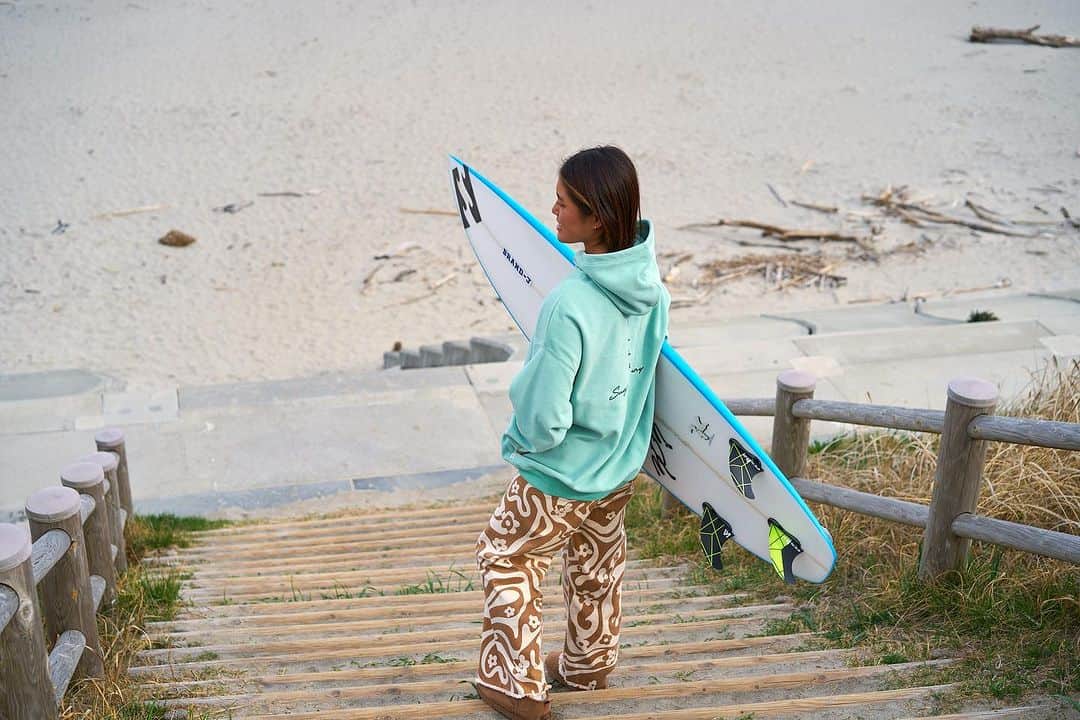 BillabongWomensJapanのインスタグラム：「鮮やかなグリーンのスウェードタッチパーカー、はり感のある素材で、オーバーサイズな着こなしにぴったり🌴」