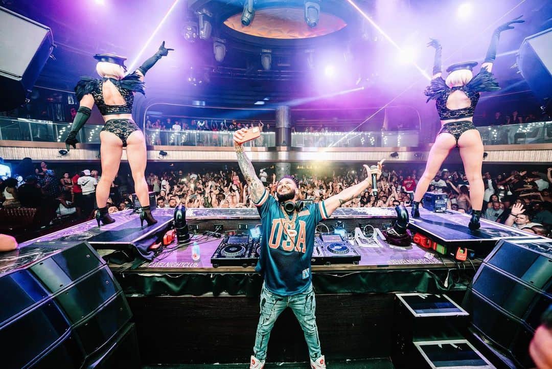 Pauly Dのインスタグラム：「I ❤️ Monday’s!!!! @jewelnightclub   📸 @sammydeanphoto」