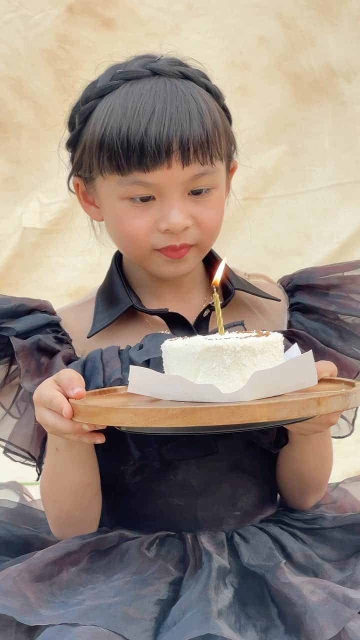 チェルシー・オリビアのインスタグラム：「Happy birthday, baby girl! The day is all yours. May you start all your day with a smile and keep smiling the whole day. Have a blissful life ❤️🎃 @nastusha.olivia.alinskie #Nastusha7yearsold . . Capture by @dartjong @brigettaabel  Dress by @cynthiatan__」