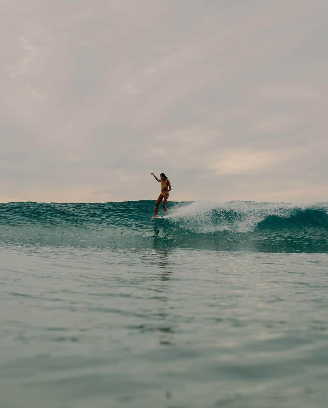 マリア・マーフィーさんのインスタグラム写真 - (マリア・マーフィーInstagram)「🌞 sunshine surfs in @strait.thelabel #IsleCollection wearing the Current set in bougainvillea 💛」9月9日 11時17分 - maliamurphey