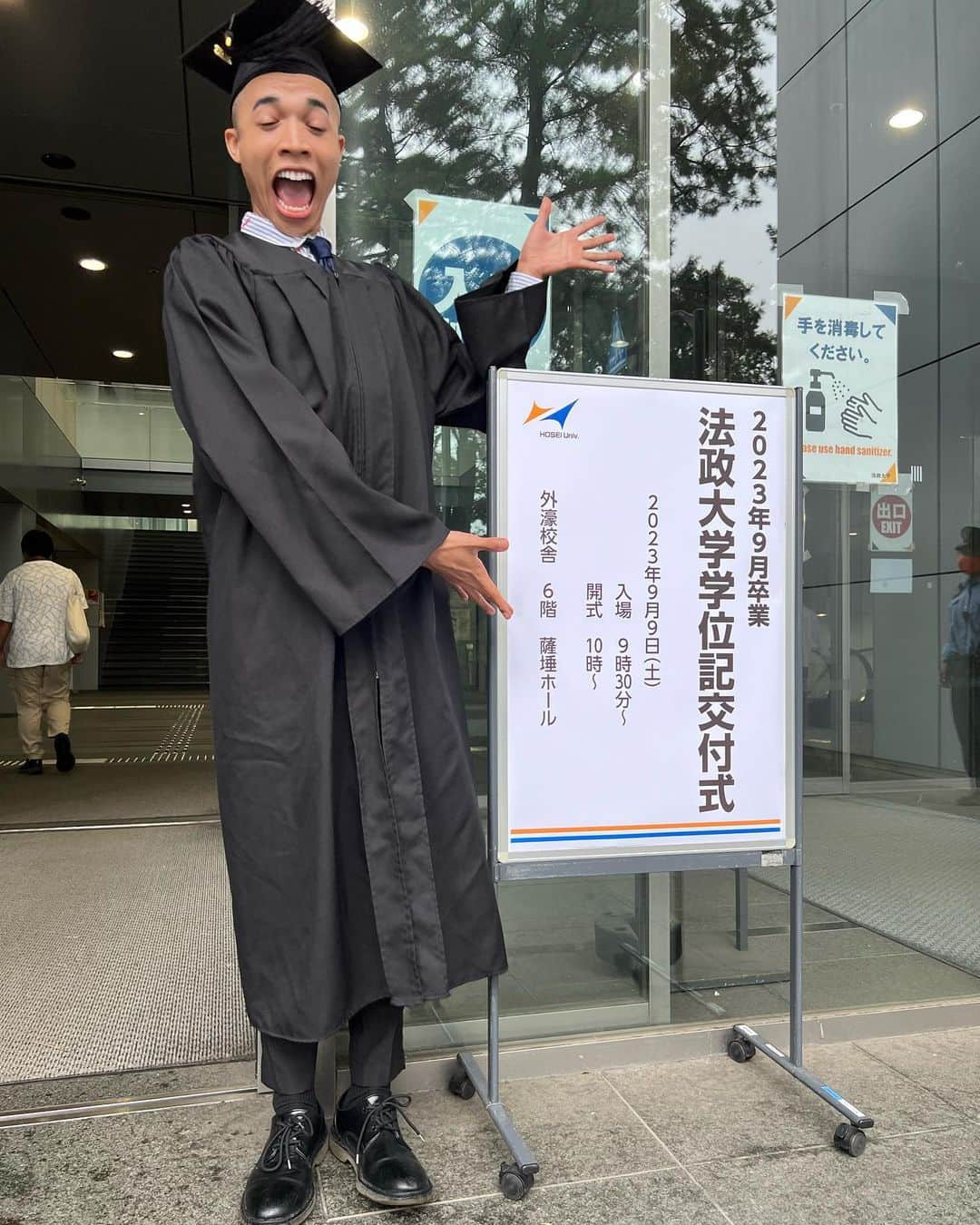 ロイさんのインスタグラム写真 - (ロイInstagram)「やばーーい！法政大学卒業できた🎓 今年はいろんなことがありすぎて人生特濃牛乳マシマシで、反省したりしなくちゃいけないこともいっぱいあるけど、仕事と勉強を両立するために、ロケ中に3,000メートルの山の上で論文書いたり、休学したりして、コツコツと、多摩のど田舎までどさくさに紛れて学校に通ってほんとによかったし、あきらめなくてよかったなって思いました🌟家族とスタッフさん、まめロイのみんなにいっぱいありがとううふふ」9月9日 11時17分 - royroy_666