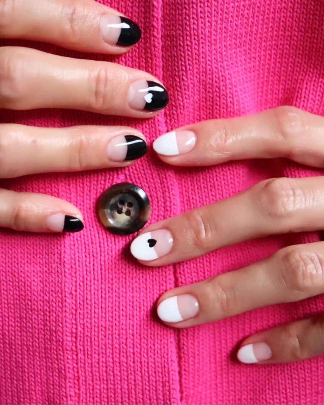 のインスタグラム：「💅nail💅  やっぱり落ち着く白黒で（♡） @unemanucurist  ありがとう😆💕  Nailに合わせて 洋服も白黒コーディネート♡」