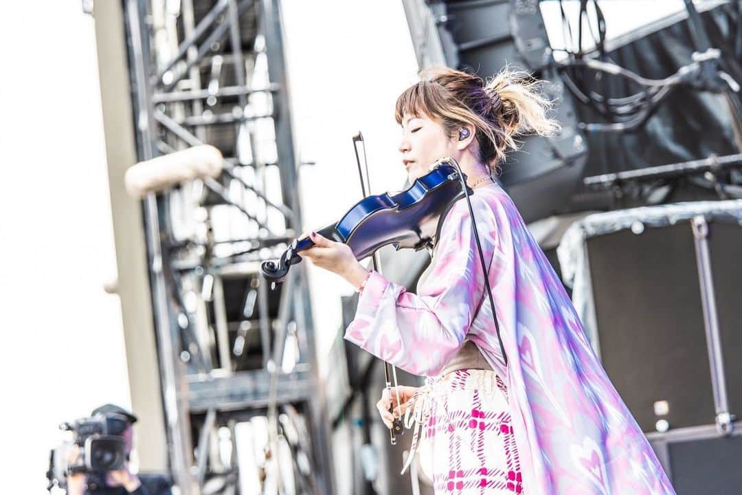 東出真緒さんのインスタグラム写真 - (東出真緒Instagram)「RUSH BALL🔥 Another photos  Cool back view👍🏻  photo by @yusuke_mphoto  　  BIGMAMA 👩‍🎓SCHOOL WARS TOUR👨‍🎓   10/28(土) KT Zepp Yokohama 11/10(金) Zepp Osaka Bayside 11/11(土) Zepp Fukuoka 11/19(日) Zepp Sapporo 11/22(水) Zepp Nagoya 11/23(祝木) Zepp DiverCity(TOKYO)   ◆ぴあ https://t.pia.jp/pia/artist/artists.do?artistsCd=59210125  ◆ローソン https://l-tike.com/bigmama/  ◆イープラス https://eplus.jp/bigmama  ◆楽天チケット https://ticket.rakuten.co.jp/artist/art462794/  #BIGMAMA #RUSHBALL #electricviolin  #オラるバイオリン #東出真緒」9月9日 11時28分 - mao_bigmama_vn