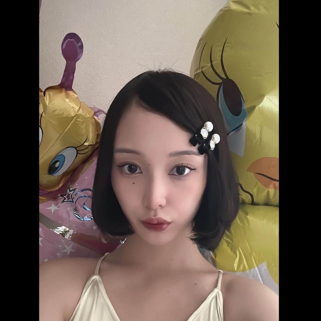 のインスタグラム：「.  誕生日の余韻が抜けない- ̗̀ 🎂 ̖́- しぼみ始めた風船が尽きる日まで..  can't get rid of the afterglow of someone's birthday Until the day when the balloon that started to wither runs out..」