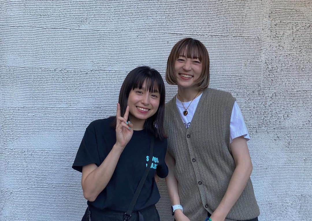沙田瑞紀のインスタグラム：「きょうはトミタ栞ちゃんの初ギターサポート🎈 ライブたのしみ〜！  2枚目は、休憩中も練習してる栞ちゃんを隠し撮り...🏝️  9月9日（土）@吉祥寺SHUFFLE 武蔵野音楽祭蓮の音カーニバルプレミアム OPEN 11:30  12:00-ITAZURA STORE 12:45-トミタ栞 13:25-MAPA ￥3,500(1D別)  #トミタ栞」
