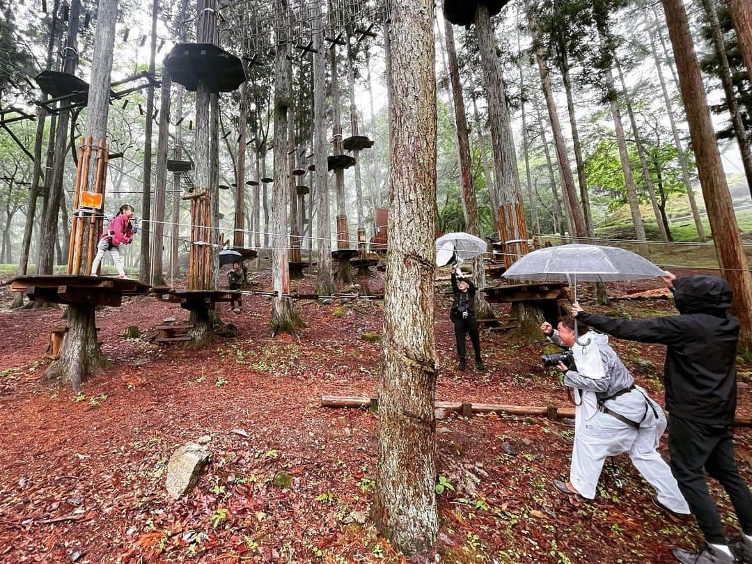 中村明花のインスタグラム：「. Mart夏号で行った群馬県にある #フォレストアドベンチャー上野 でのオフショット♡ 誌面ではプロの技術で分からないけど、雨の中での撮影でした🤣 流石北川さん @tetsuo_kitagawa 👏📷✨ . Martを見て『群馬にこんな所あったんだね！』とか『上野村行ったよ！』との声をかけてもらえたりして嬉しかったです☺️ . 娘も高いところに挑戦して、キャーキャー言いながらもゴール出来た喜びの方が強くて、撮影終わってからも『またやるー！！』と楽しんでいました☺️ Mart秋号も楽しい事をしたので９月２８日の発売日をお楽しみに🌿 . . #群馬暮らし #群馬遊び #不二洞 #MartWEEKENDER @mart.magazine  #家族で過ごす週末」