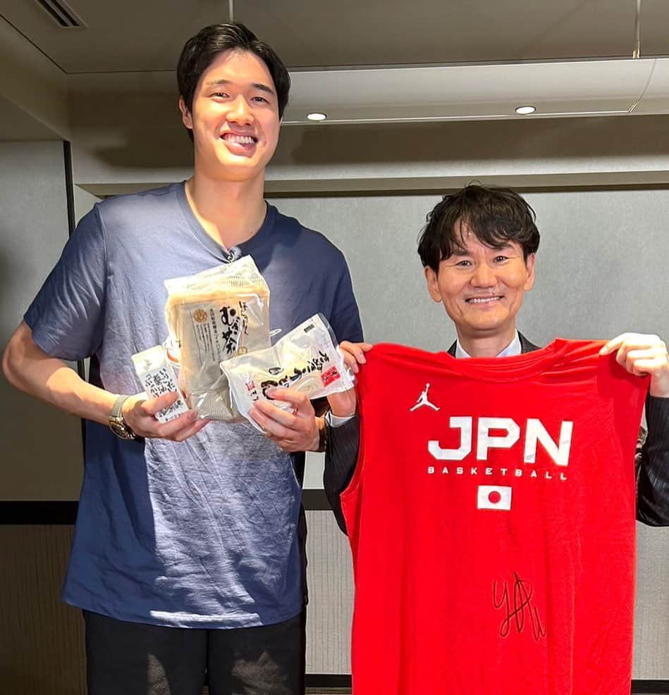 南原清隆さんのインスタグラム写真 - (南原清隆Instagram)「“渡邉雄太選手と一緒”  バスケットボール日本代表のの渡邉選手が インタビューに答えてくれました。 「またNBAに戻って、そこで得たものを日本バスケに還元できるように頑張ります！」 終始穏やでバスケを愛し、志高く情熱を持ちながらも常に俯瞰し冷静に物事をみている。 世界のトッププレイヤーに共通する人柄でした。 そしてなんとW杯で着ていた練習着をサイン入りでプレゼントしてもらいました。 惚れてまうやろー！ （私と彼は同郷なので讃岐うどん、お出汁、香川の麦茶をプレゼントしました） これからも讃岐うどんのようにしなやかでコシがある、息の長い選手になって下さい。 いつか一緒に讃岐うどんを食べましょうね！ ありがとうございました！  #渡邉雄太 #バスケットボール男子日本代表 #GetSports」9月9日 11時27分 - nanchan_official_