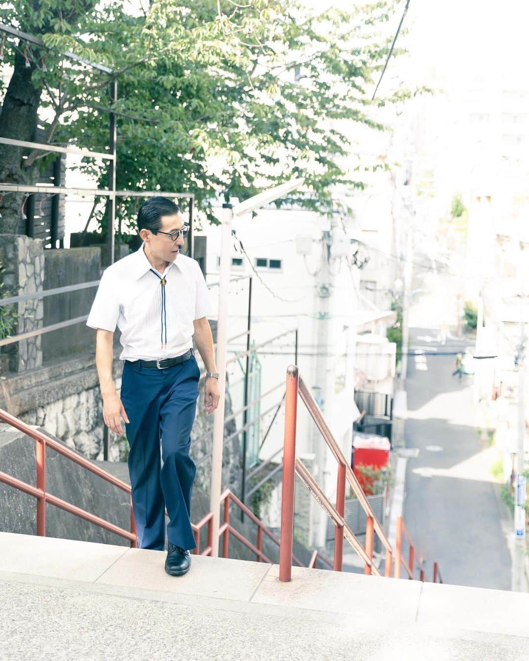 のインスタグラム：「初めての聖地巡礼  #岩井ジョニ男 #ジョニ男 #ジョニスタグラム #jonistagram #イワイガワ #浅井企画 #サラリーマン #whitecollarwork #ninetofiver #東京 #四谷 #須賀神社 #君はお縄 #前前前科三犯 #km01 #vintage_gentry  #ビンテージオーダースーツジェントリー  #instagram  #instagood  #model #cool #cooljapan」