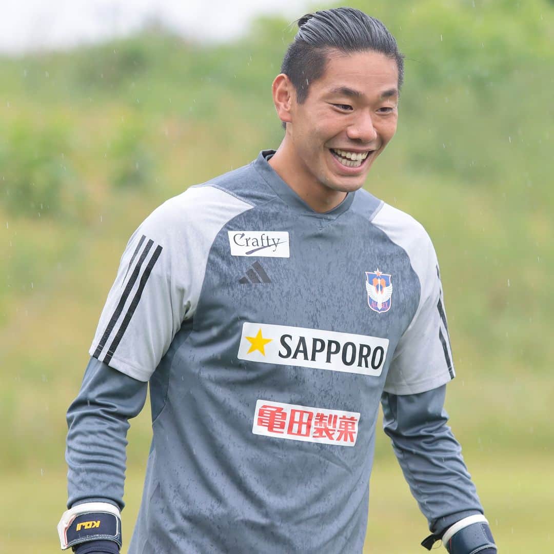 アルビレックス新潟のインスタグラム：「選手の練習風景をお届け❣ 今日の一人目は #阿部航斗 選手🕶 練習中も男前✨さすがチームの守護神🔥 何枚目の阿部選手が好きですか❓  #albirex #アルビレックス新潟」