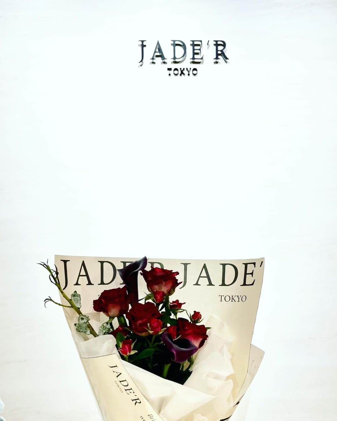 佐古真弓のインスタグラム：「#花束   #ブーケ   #花屋   #jadertokyo_flower   #ジャデルトウキョウ   先日、後輩の公演祝いに花束を贈りました。  「赤い薔薇でシックにまとめて頂けますか？」 と、お願いした所、 こんなに素敵な花束を作ってくれました！  お店にはバーも併設されていて、後30分早く来ていたら待ち時間に一杯頂きたかった🍷  素敵な花束、ありがとうございました！  私もこんなお花、もらいたい……(笑)   #四谷   #四谷花屋」